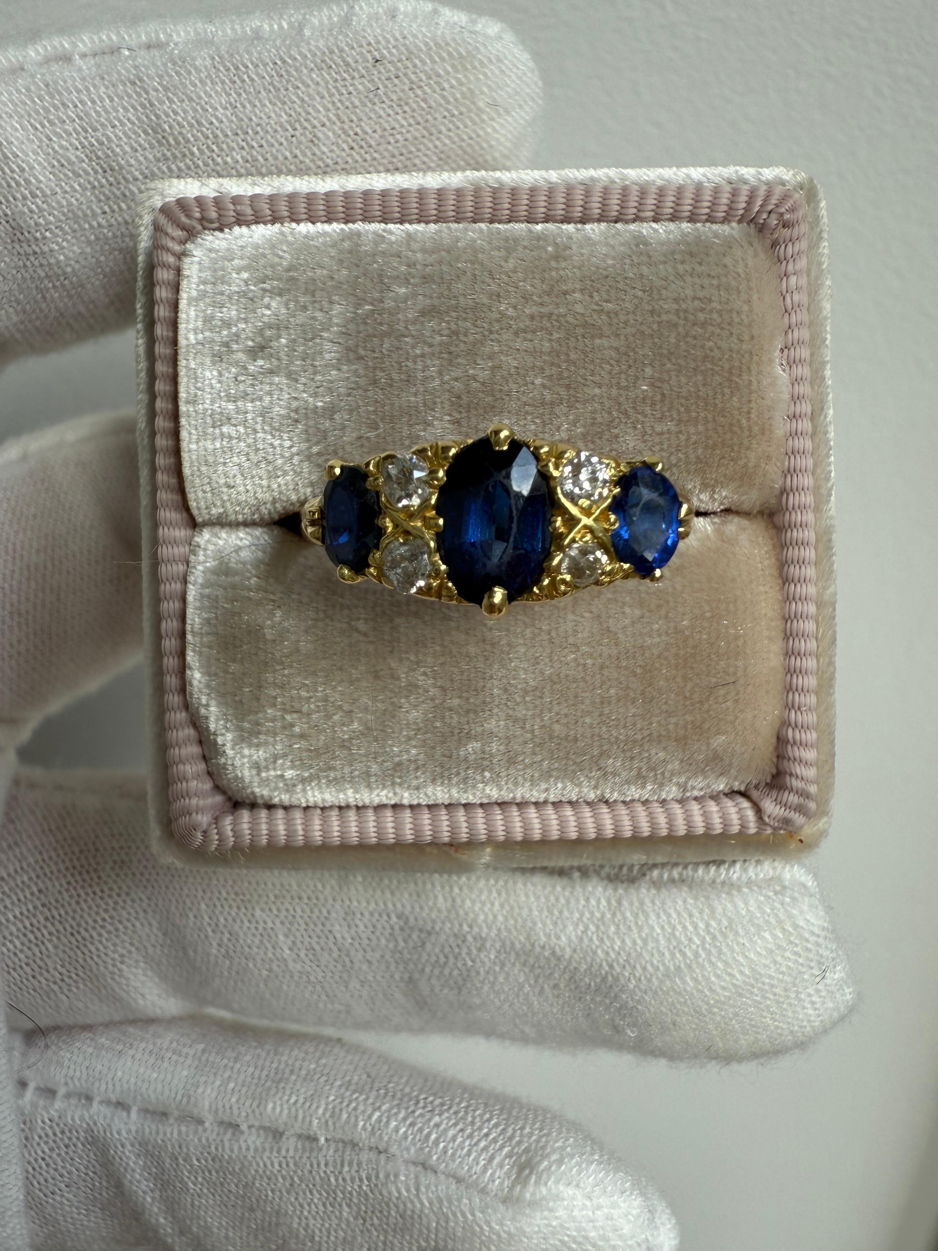 Superbe bague de mariage victorienne ancienne en or jaune 18 carats avec saphir et diamant. Bon état - En vente à San Francisco, CA