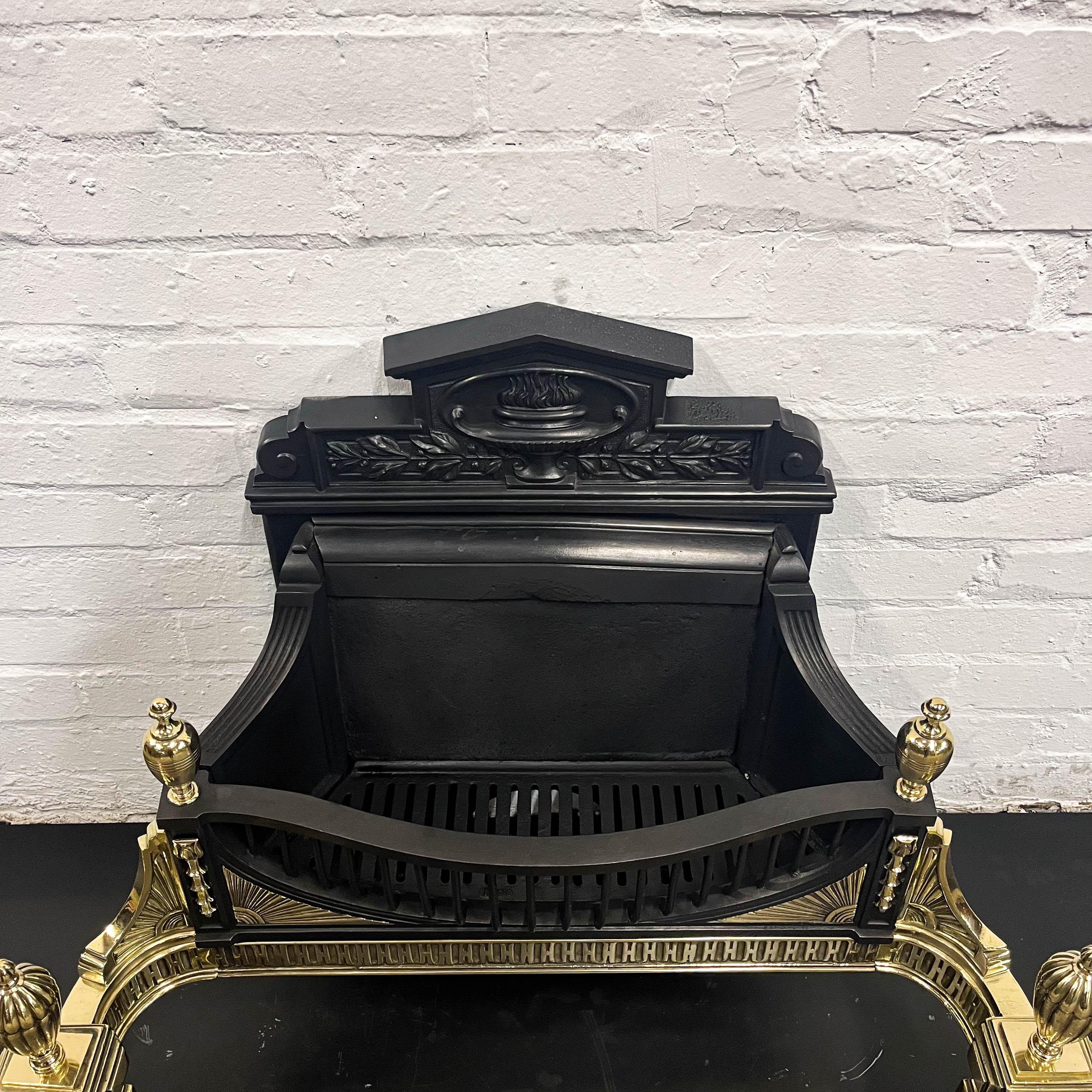 Questo antico cesto da fuoco vittoriano di recupero è caratterizzato da terminali classici e accenti in ottone decorato. Il retro del cesto del fuoco è decorato con un'urna in ghisa e un motivo a fiamma.

Il cesto viene fornito completo di uno