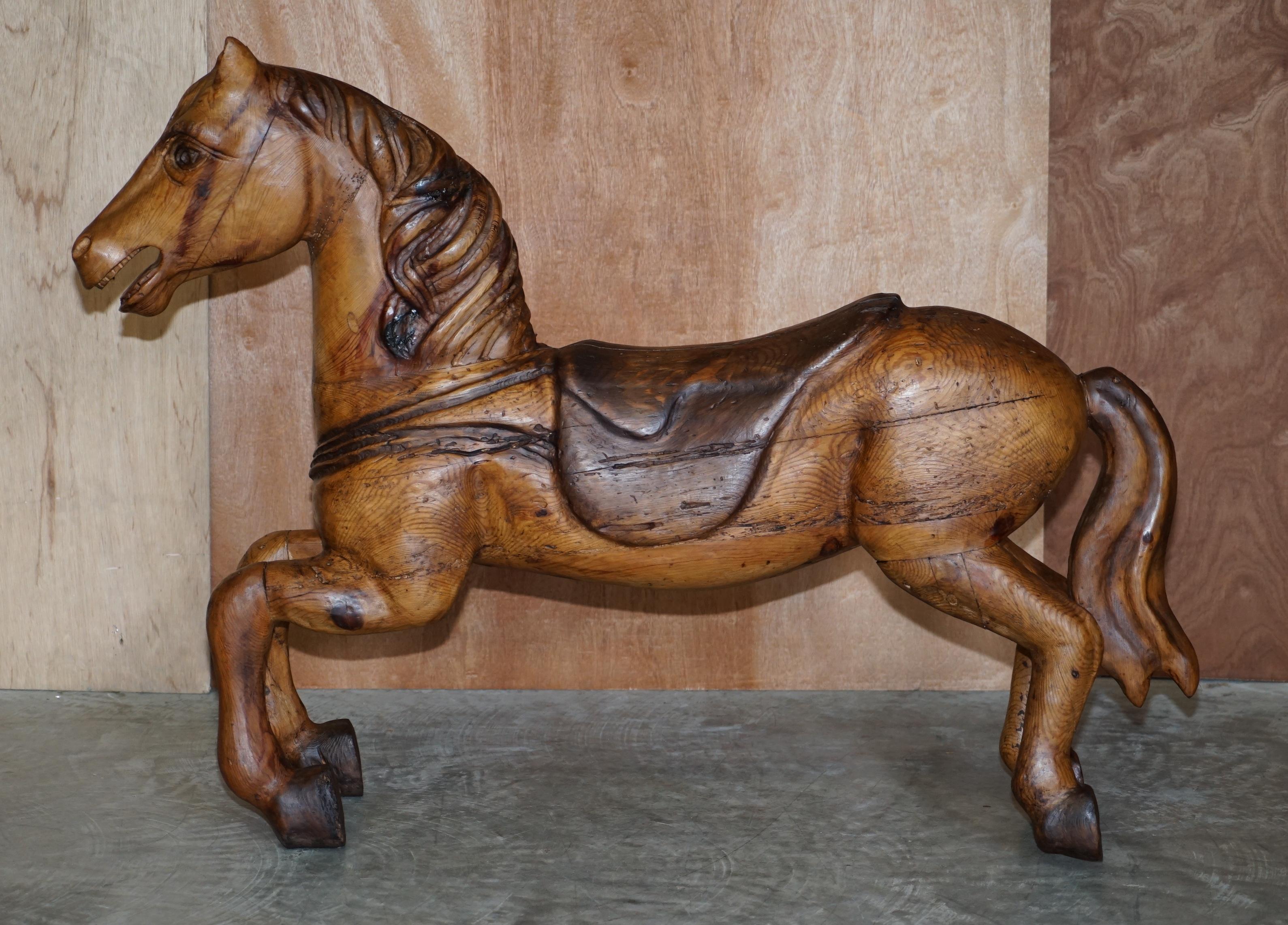 Nous sommes ravis de proposer à la vente ce magnifique cheval de manège en pitch-pine d'origine victorienne 

Une pièce très bien faite et de belle apparence, elle a été fabriquée à l'origine pour un carrousel comme mentionné et aurait été