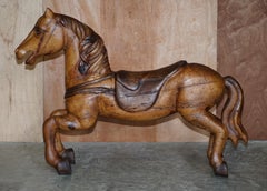 Splendido carosello antico vittoriano del 1880 circa, con cavalli di pino, che si muovono in modo allegro e divertente