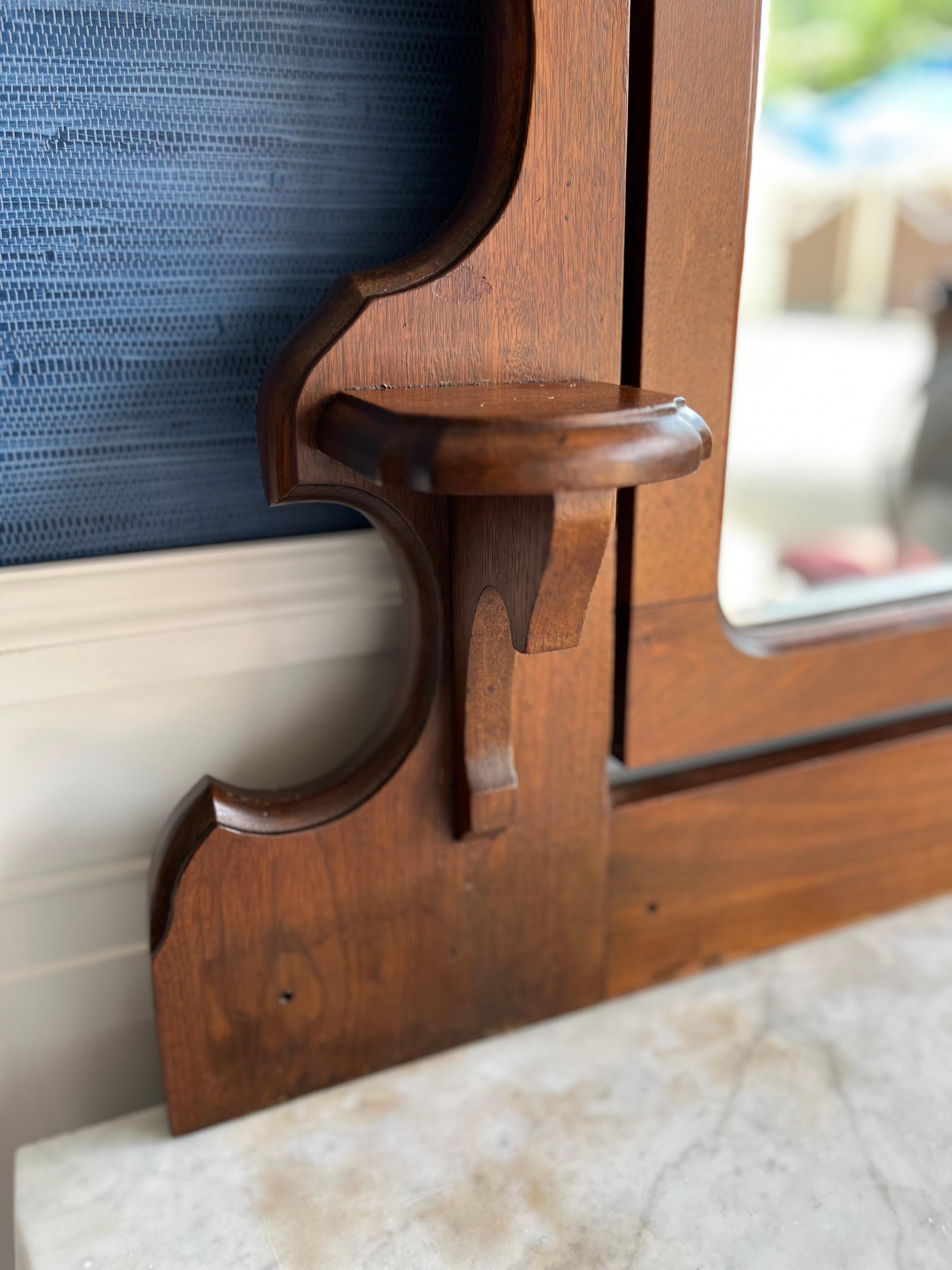 Stupefacente cassettone in legno di boro con piano in marmo di epoca vittoriana Eastlake con specchio in vendita 3