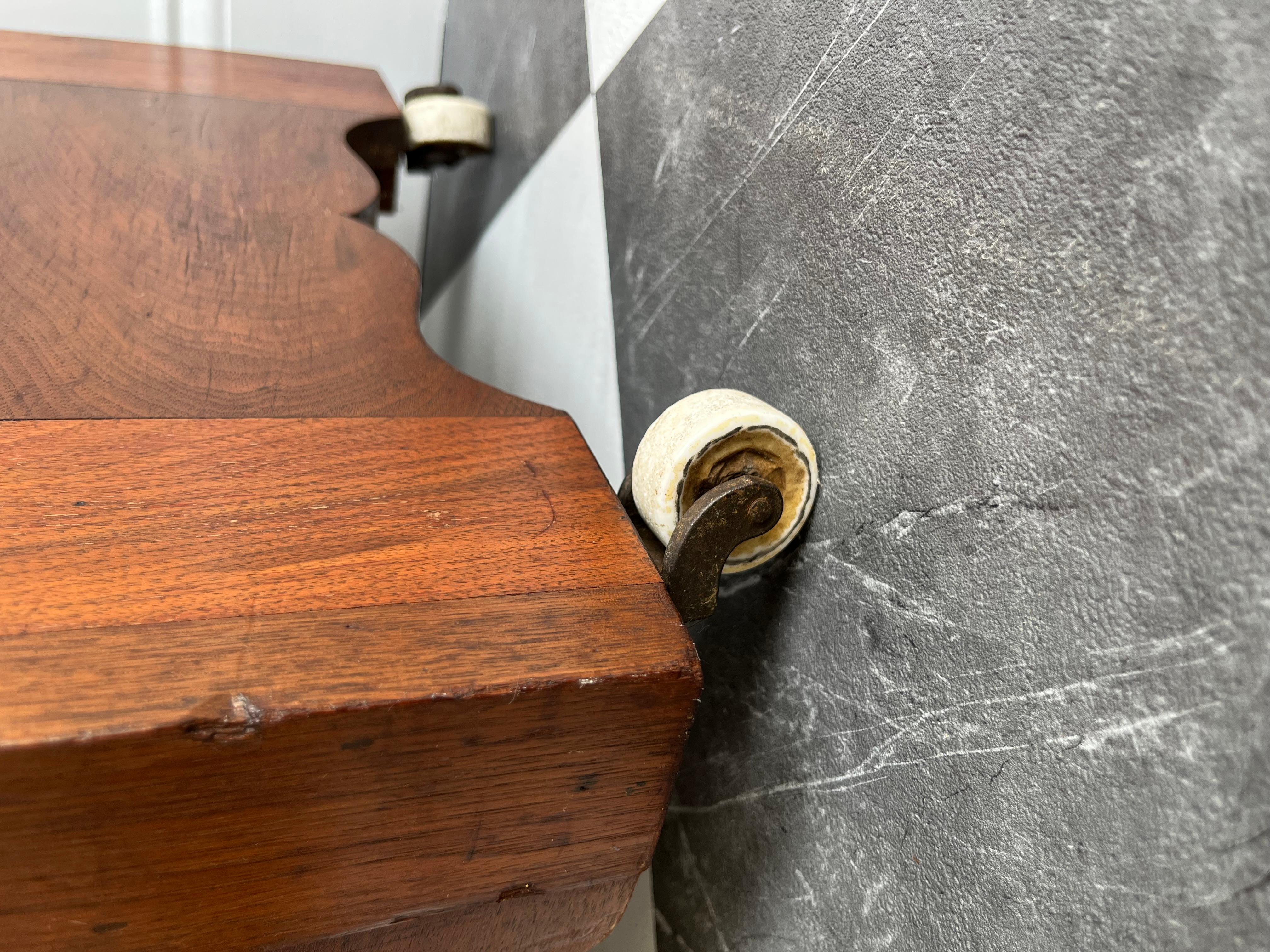 Stupefacente cassettone in legno di boro con piano in marmo di epoca vittoriana Eastlake con specchio in vendita 6