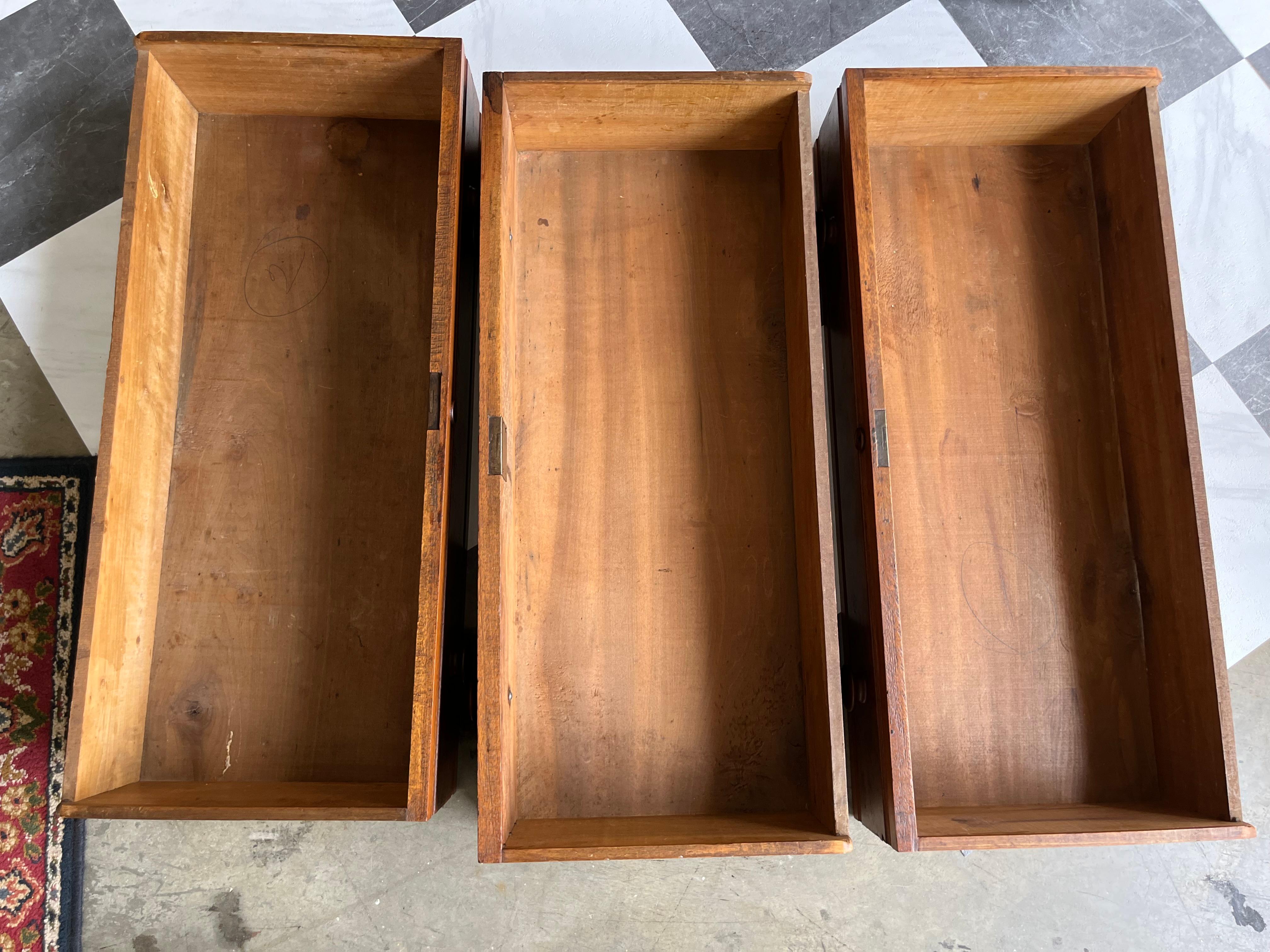 Stupefacente cassettone in legno di boro con piano in marmo di epoca vittoriana Eastlake con specchio in vendita 8