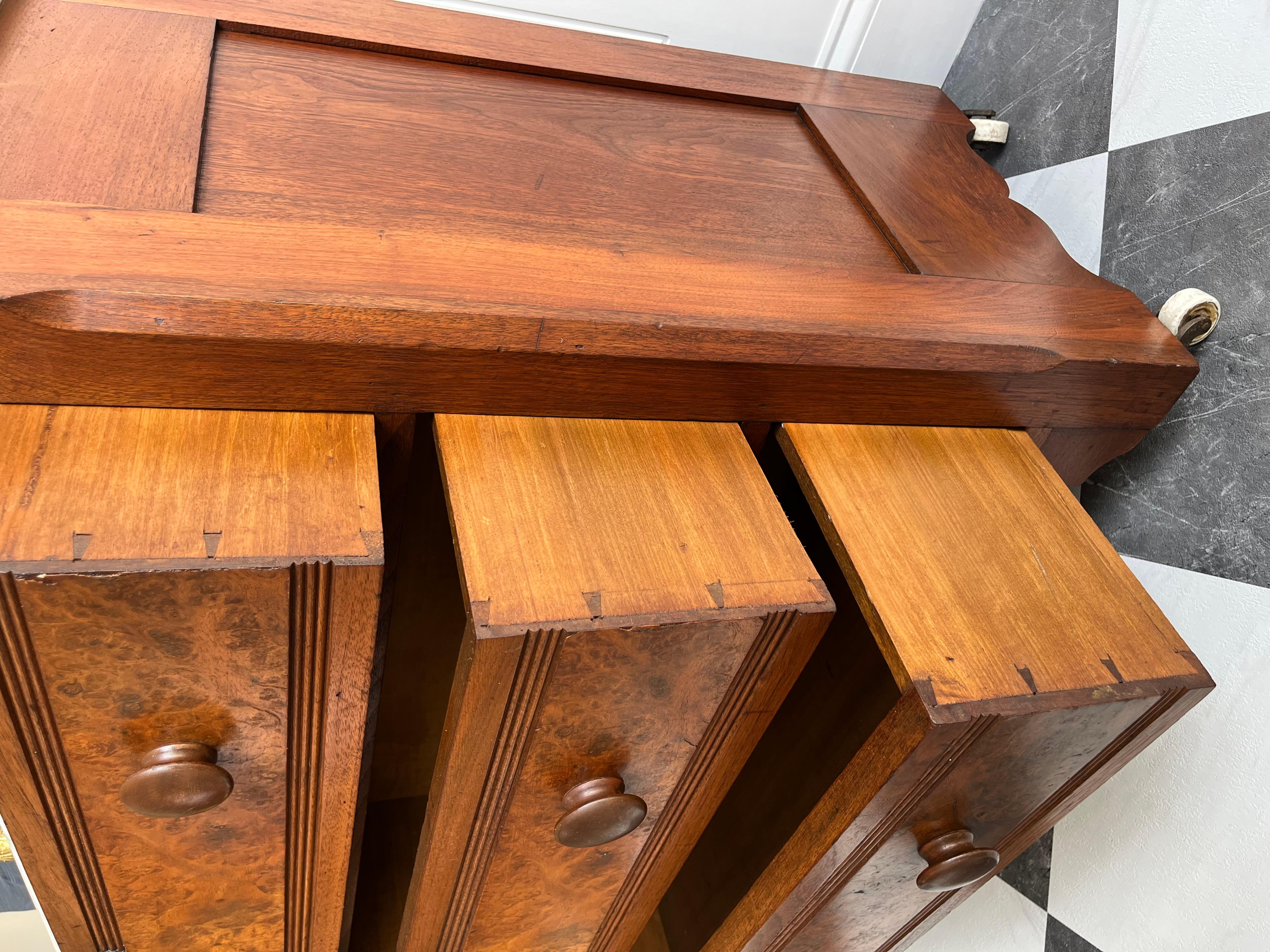 Stupefacente cassettone in legno di boro con piano in marmo di epoca vittoriana Eastlake con specchio in vendita 9