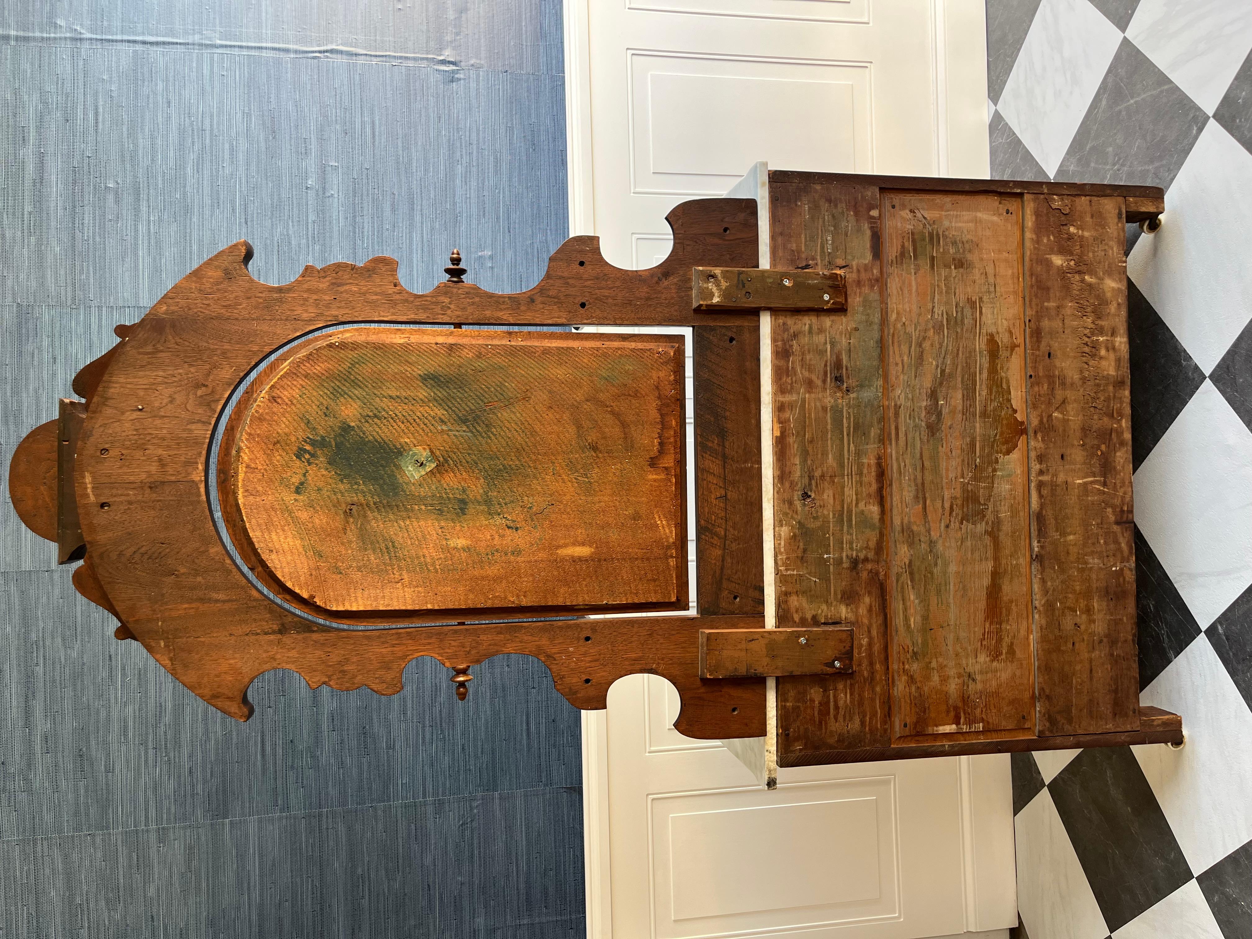 Questo splendido comò antico conferisce un senso di storia, artigianalità e tranquilla eleganza a qualsiasi spazio. Realizzato a mano tra il 1880 e il 1910 secondo la tradizione vittoriana di Eastlake, presenta una ricca impiallacciatura in burlwood
