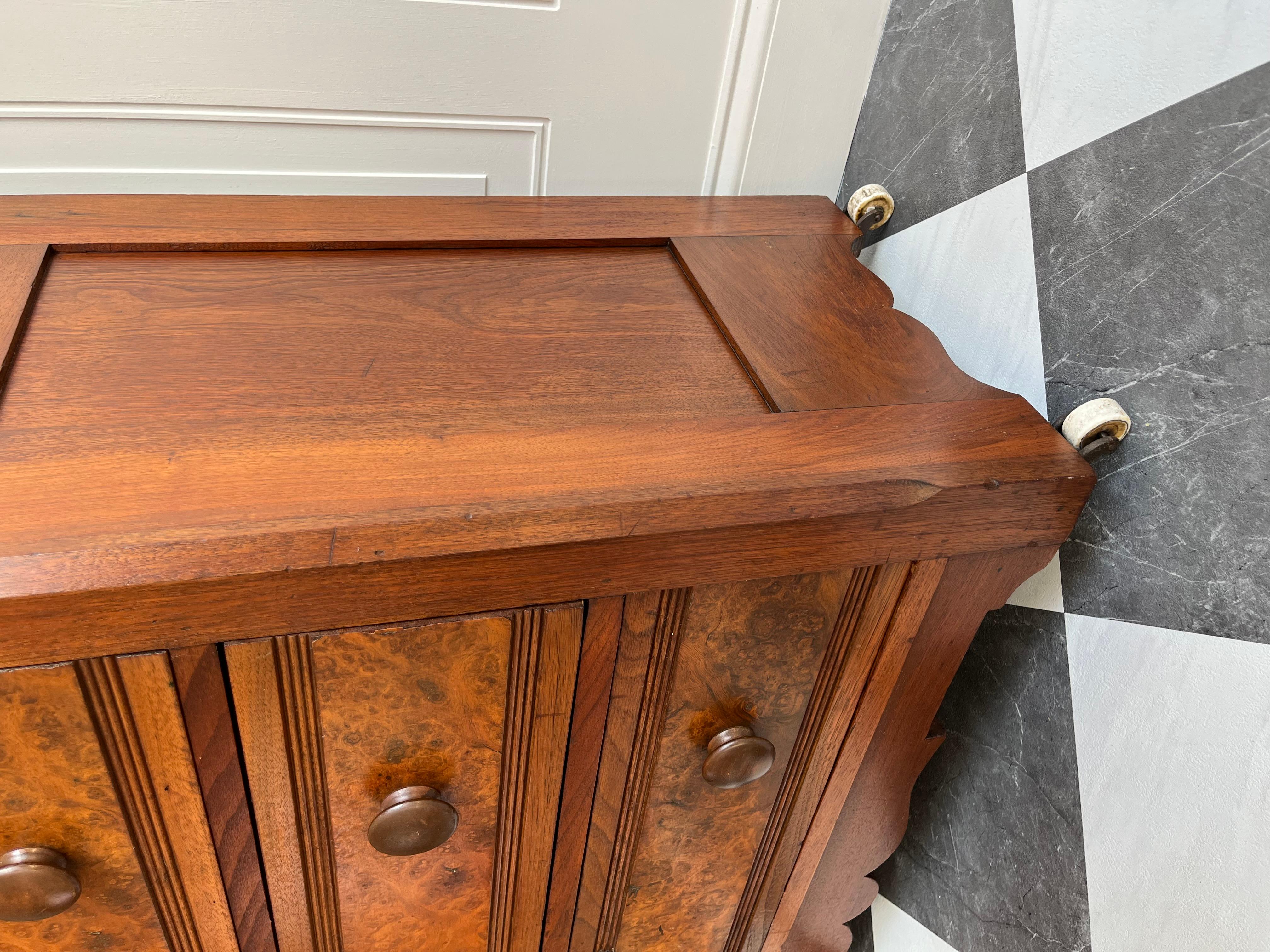 Impiallacciato Stupefacente cassettone in legno di boro con piano in marmo di epoca vittoriana Eastlake con specchio in vendita