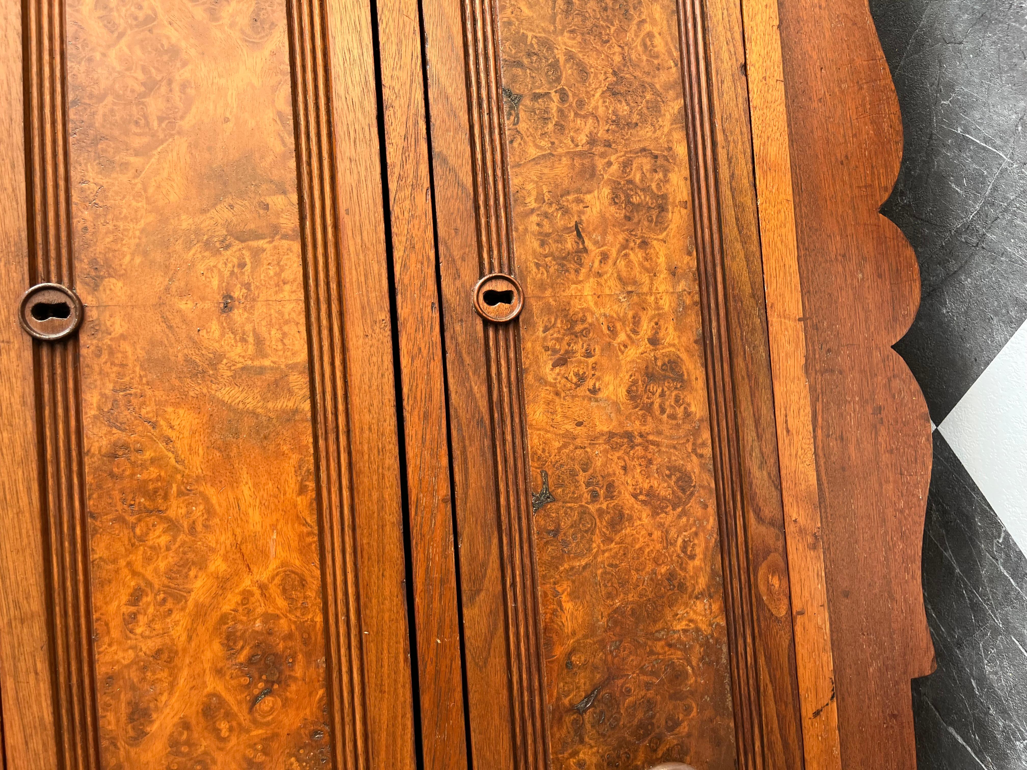 Stupefacente cassettone in legno di boro con piano in marmo di epoca vittoriana Eastlake con specchio In condizioni buone in vendita a Portsmouth, VA