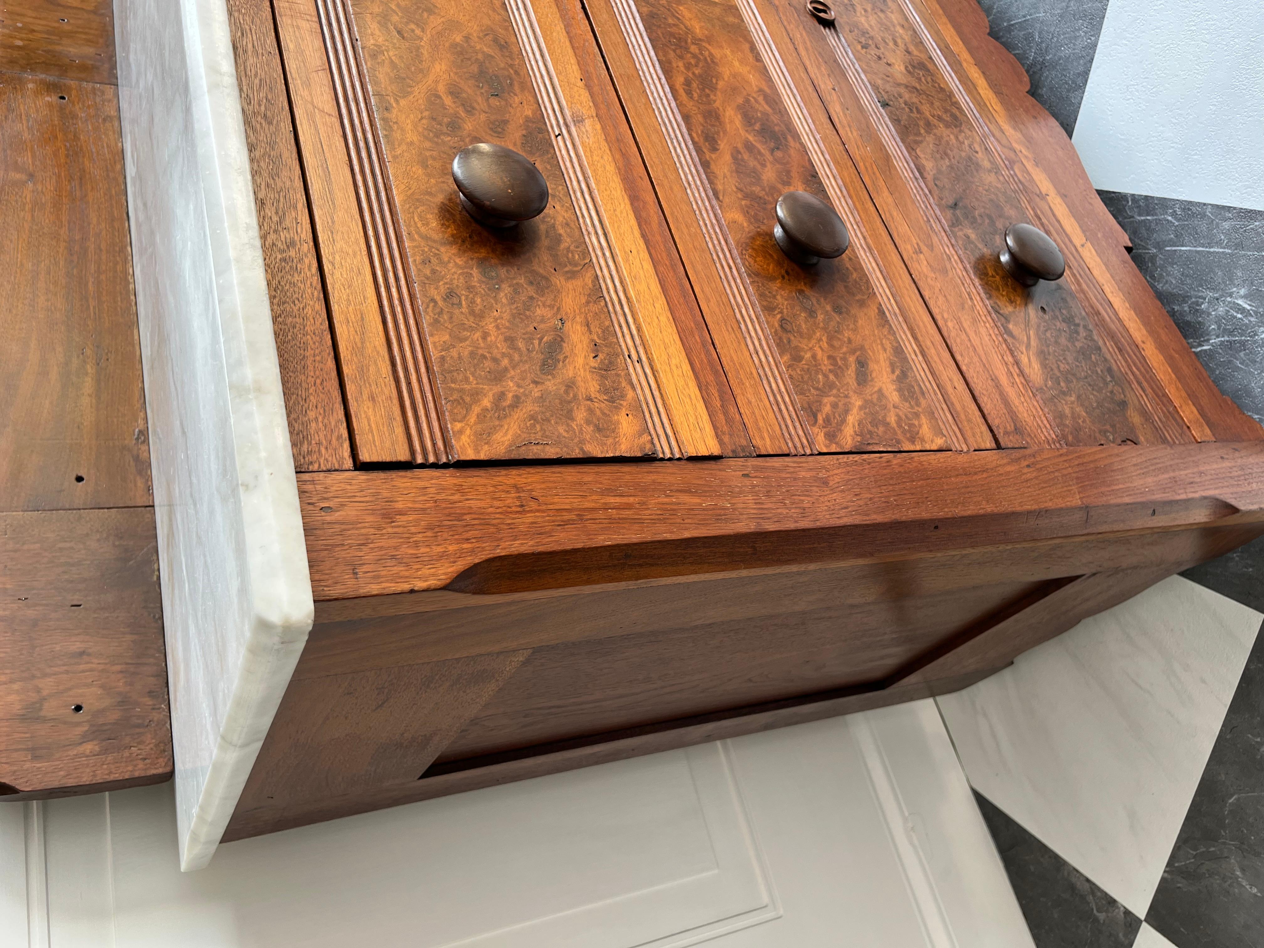 XIX secolo Stupefacente cassettone in legno di boro con piano in marmo di epoca vittoriana Eastlake con specchio in vendita