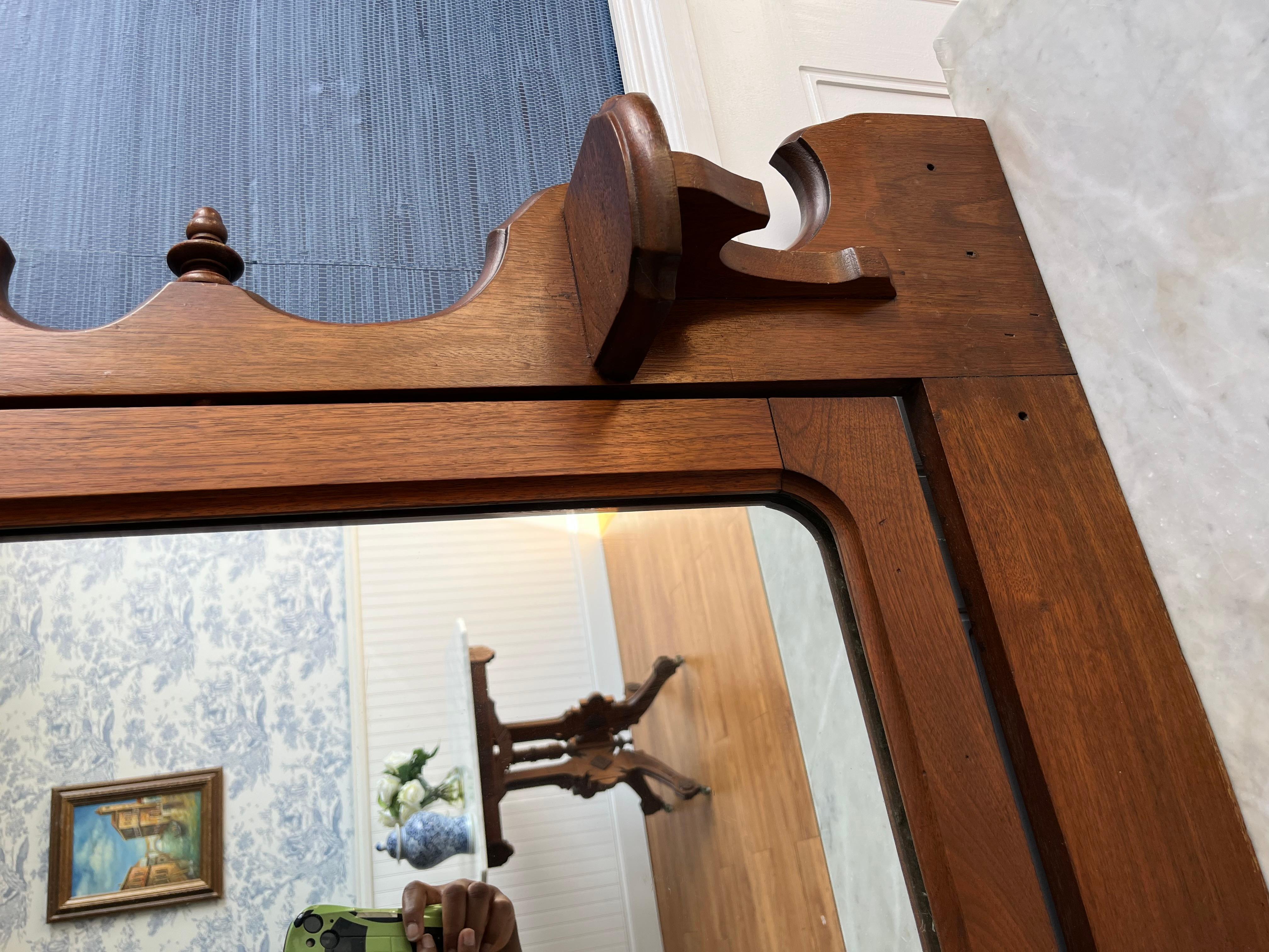 Nodo Stupefacente cassettone in legno di boro con piano in marmo di epoca vittoriana Eastlake con specchio in vendita