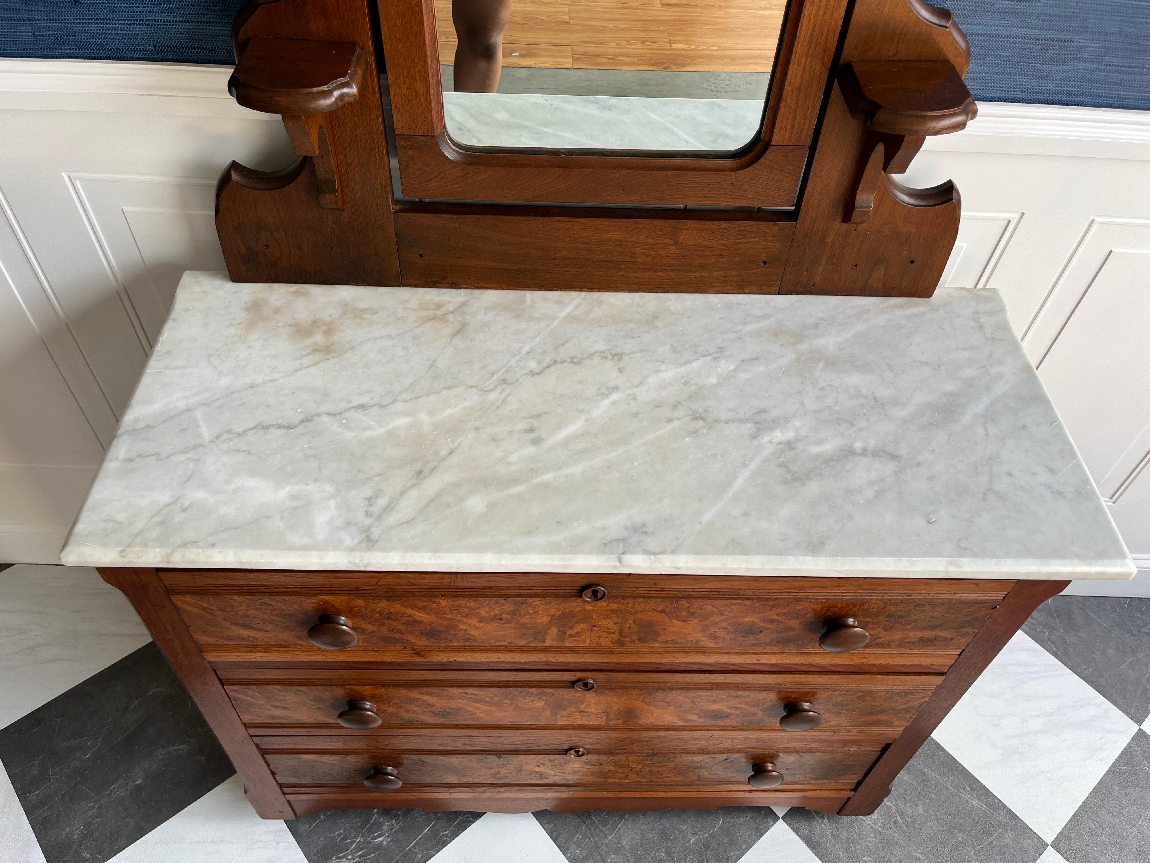 Stupefacente cassettone in legno di boro con piano in marmo di epoca vittoriana Eastlake con specchio in vendita 1