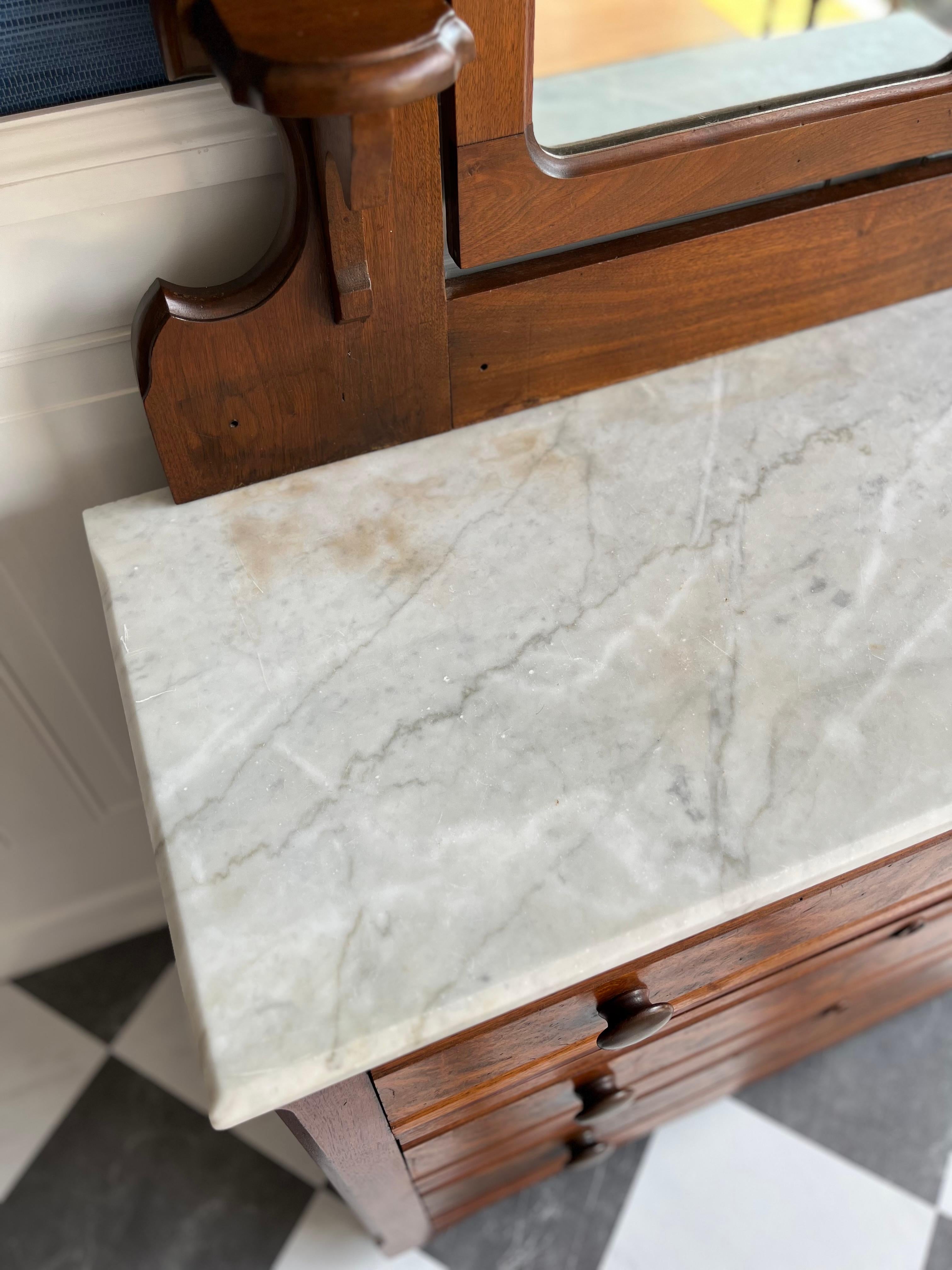Stupefacente cassettone in legno di boro con piano in marmo di epoca vittoriana Eastlake con specchio in vendita 2