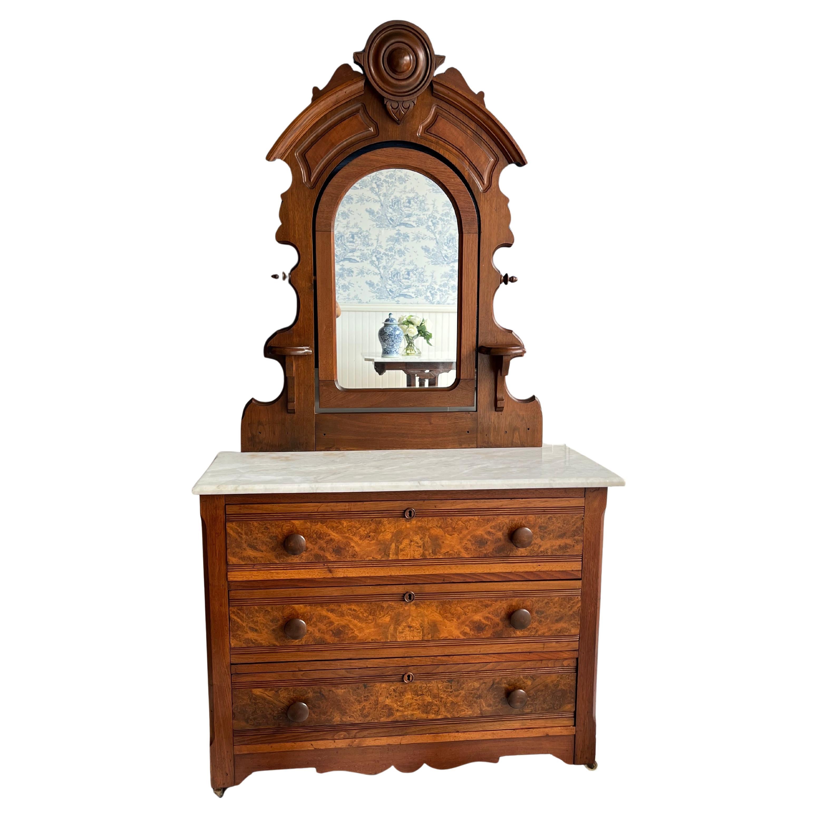Stupefacente cassettone in legno di boro con piano in marmo di epoca vittoriana Eastlake con specchio