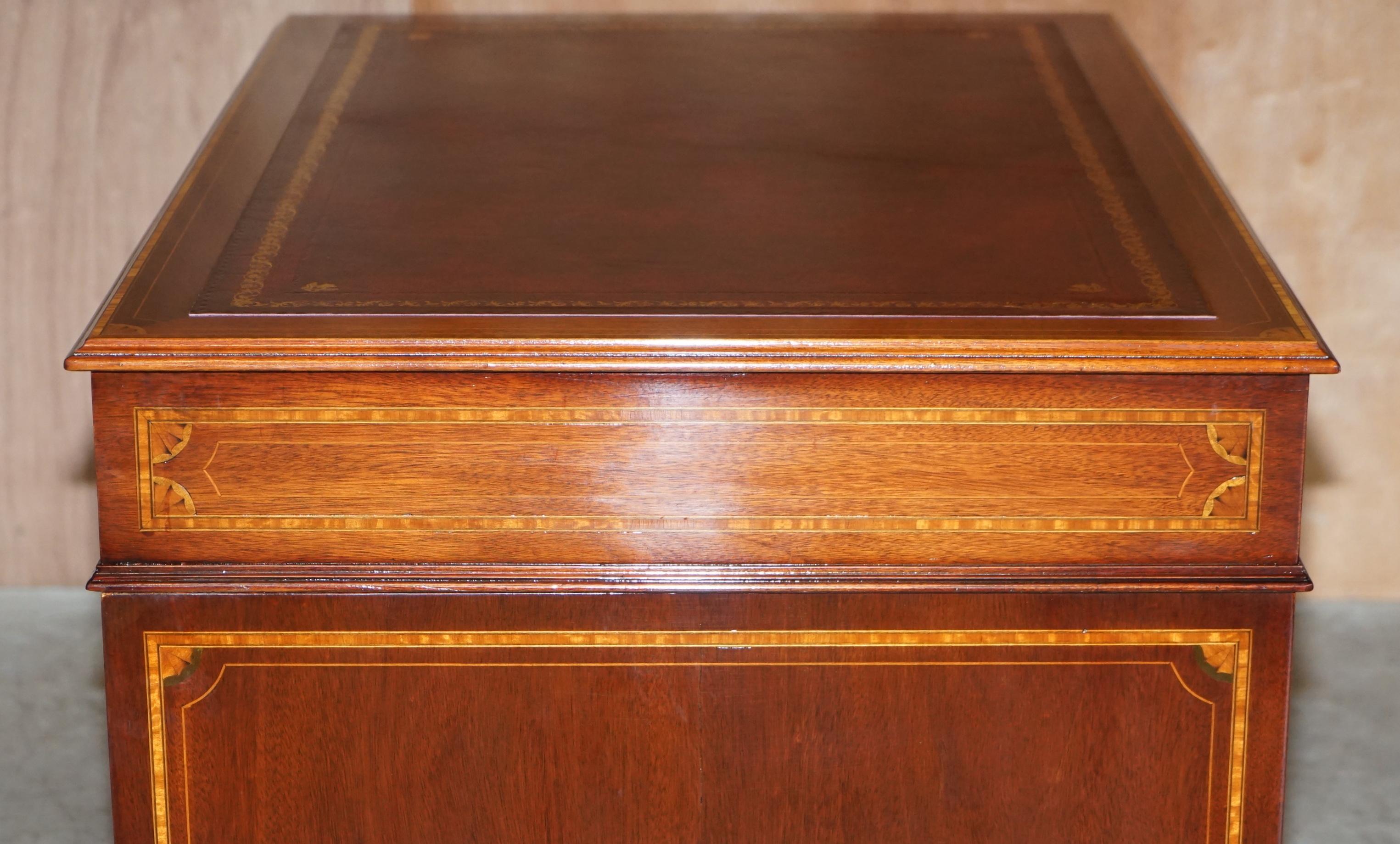 Impresionante escritorio antiguo victoriano Sheraton Revival totalmente restaurado Cuero sangre de buey en venta 5