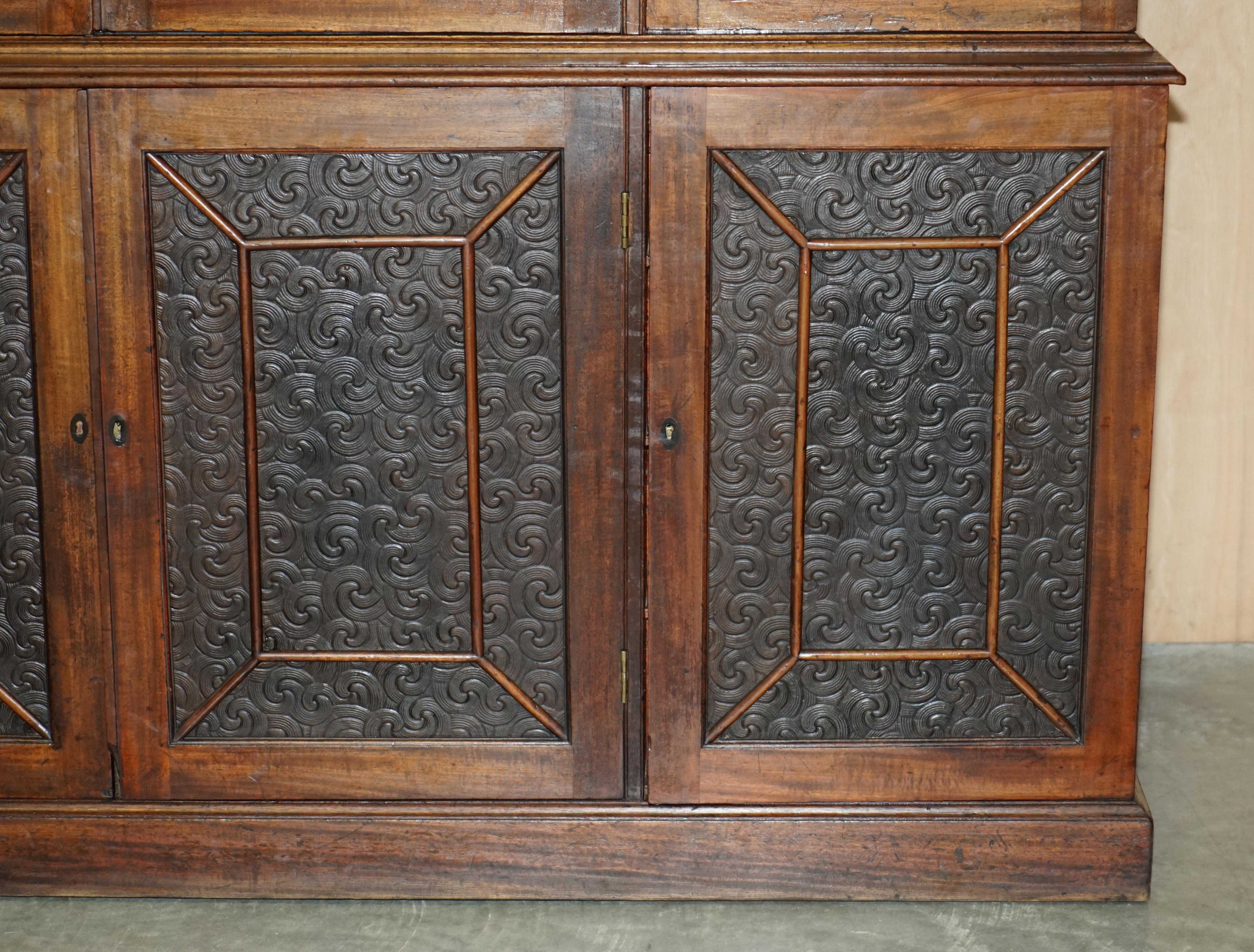 Superbe armoire bibliothèque victorienne ancienne en bois dur et cuir embossé en vente 3