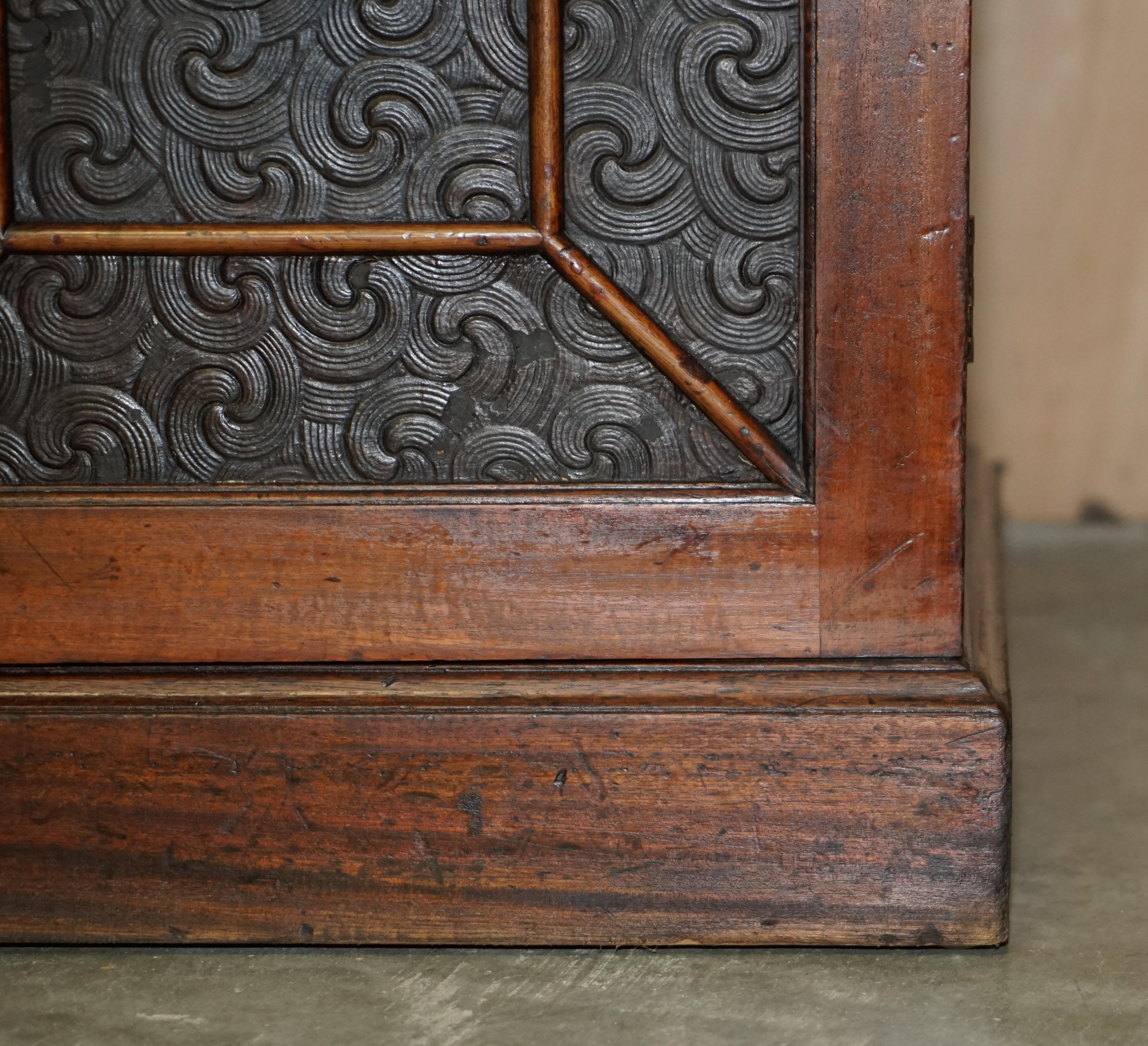 Superbe armoire bibliothèque victorienne ancienne en bois dur et cuir embossé en vente 4