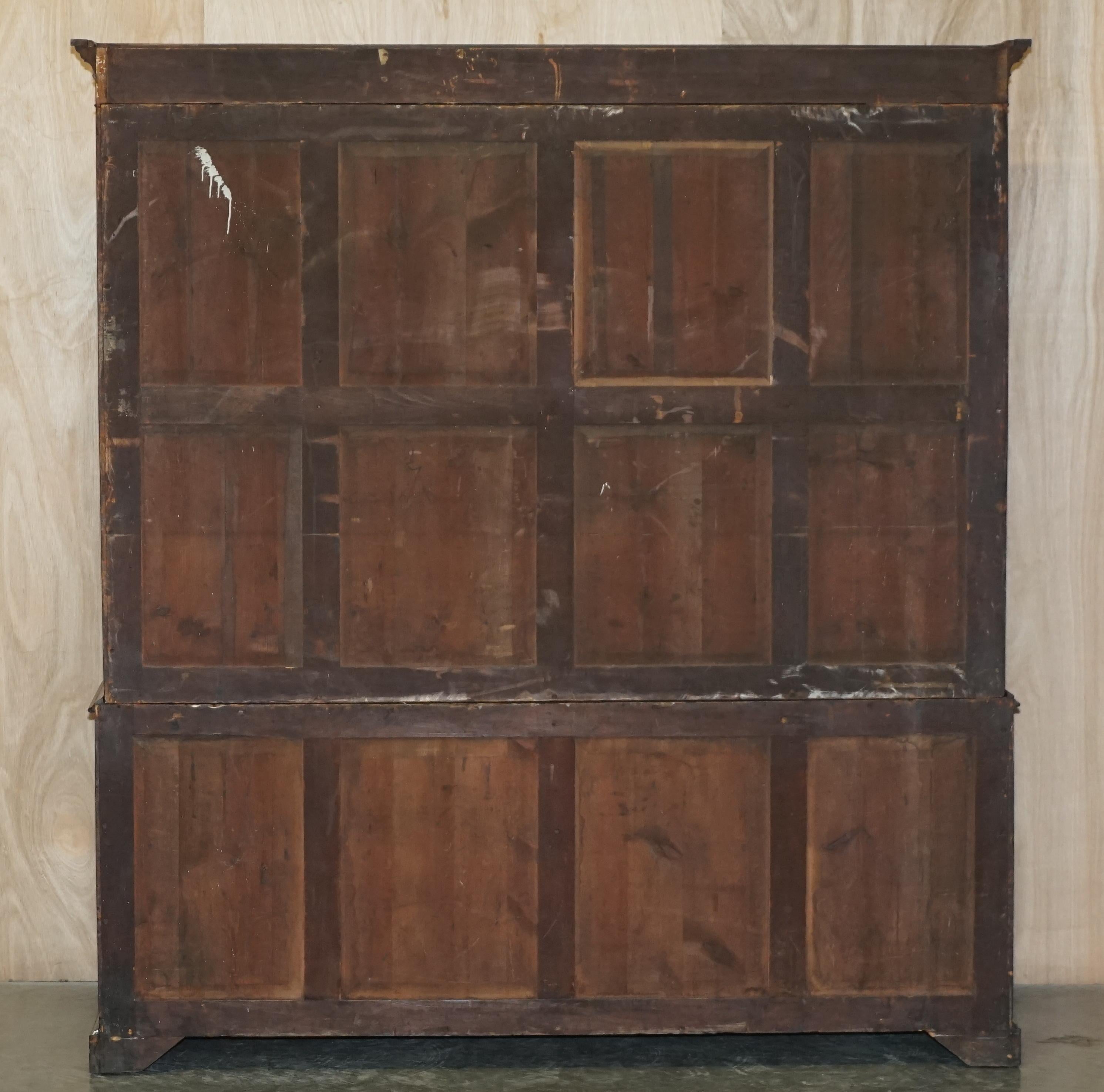 Superbe armoire bibliothèque victorienne ancienne en bois dur et cuir embossé en vente 6