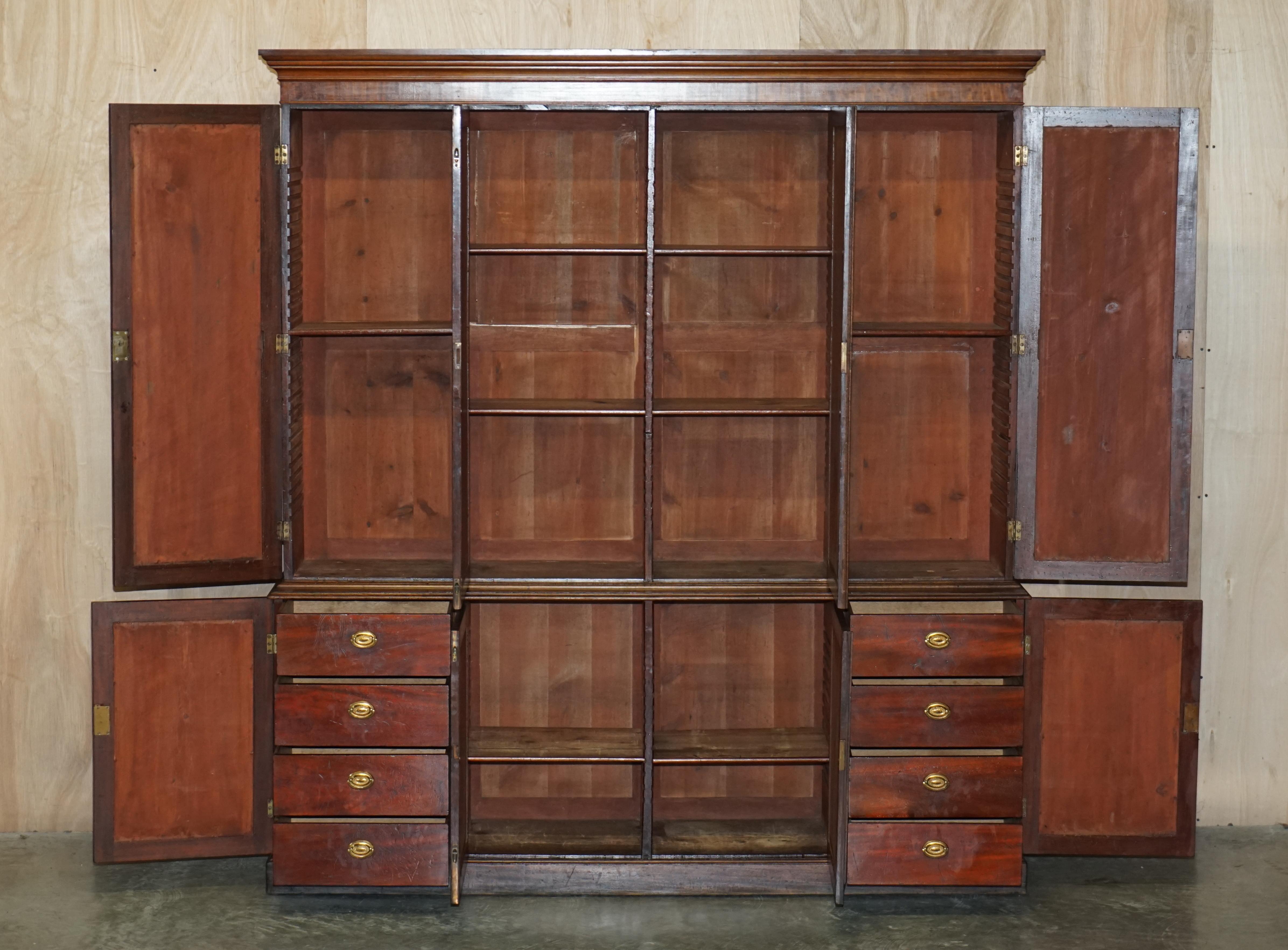 Superbe armoire bibliothèque victorienne ancienne en bois dur et cuir embossé en vente 8