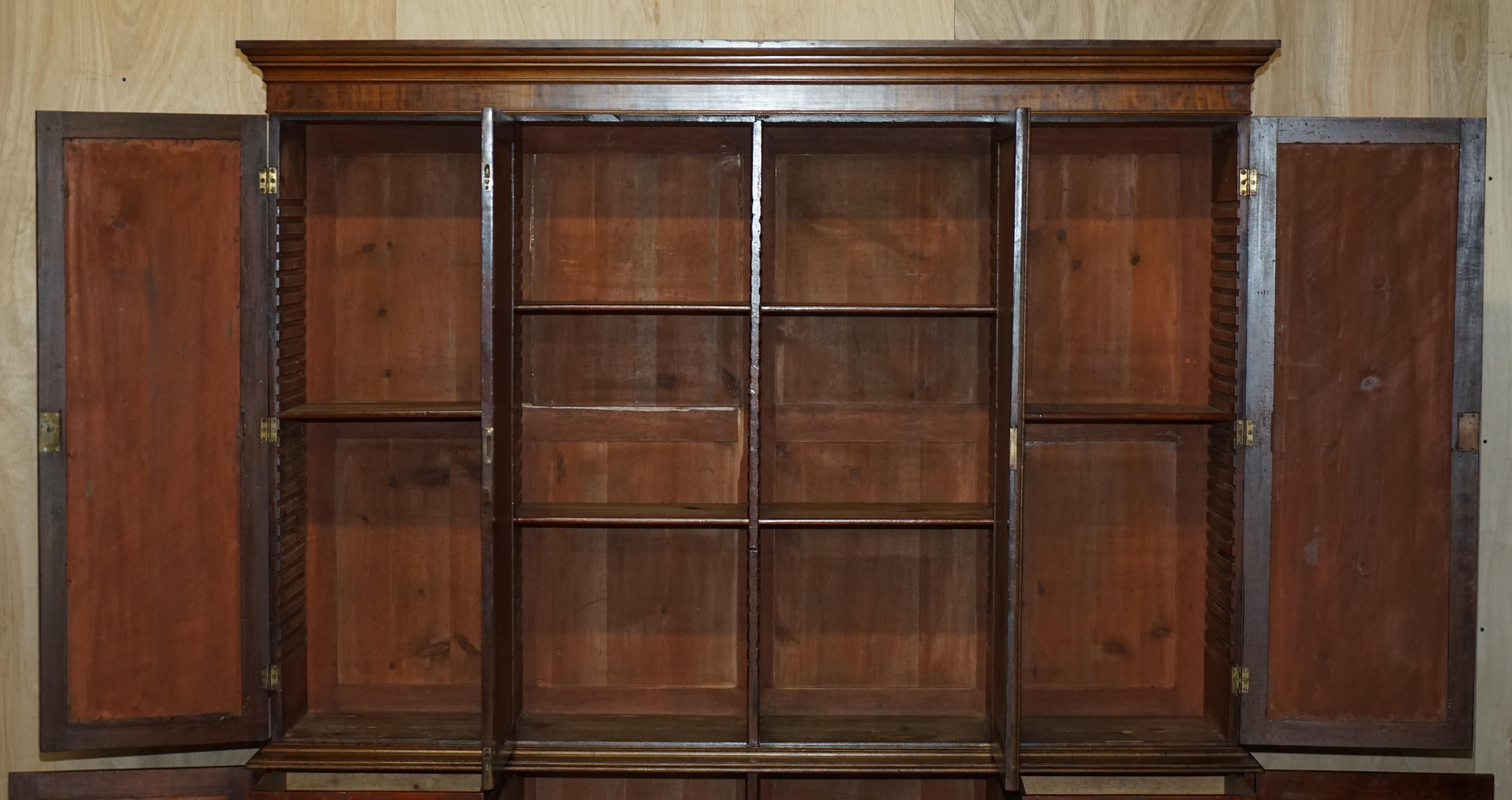 Superbe armoire bibliothèque victorienne ancienne en bois dur et cuir embossé en vente 9