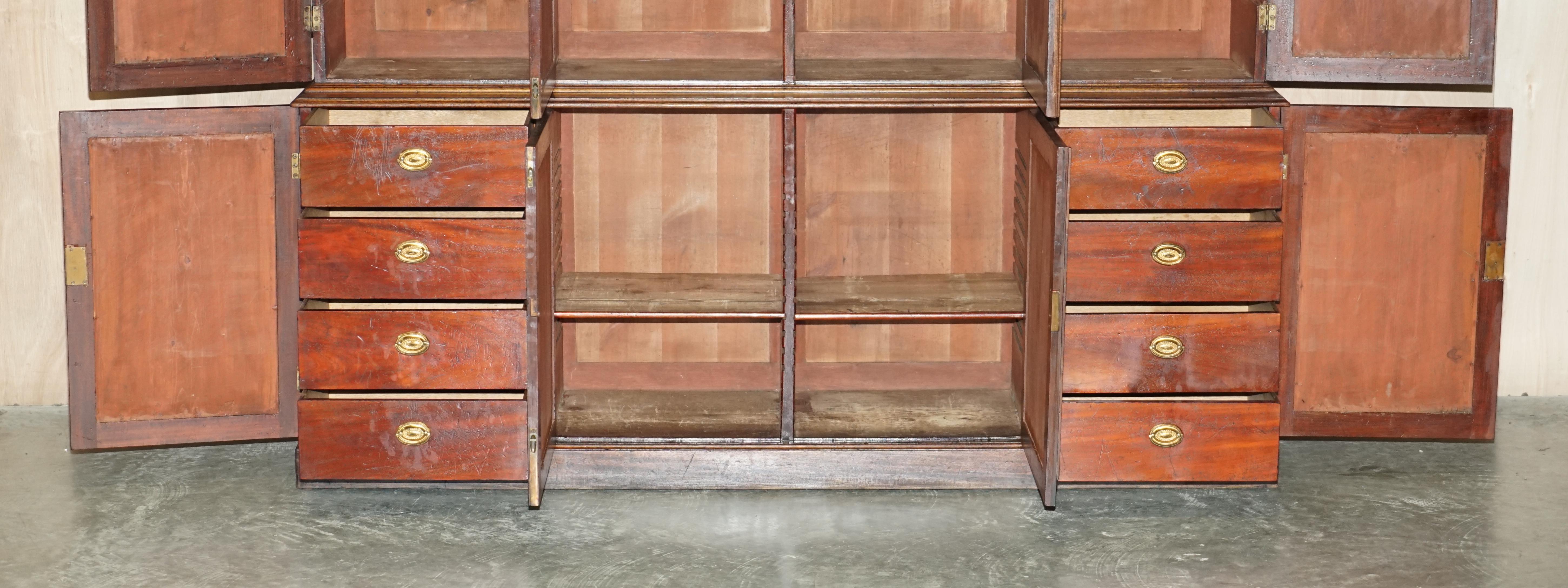 Superbe armoire bibliothèque victorienne ancienne en bois dur et cuir embossé en vente 10