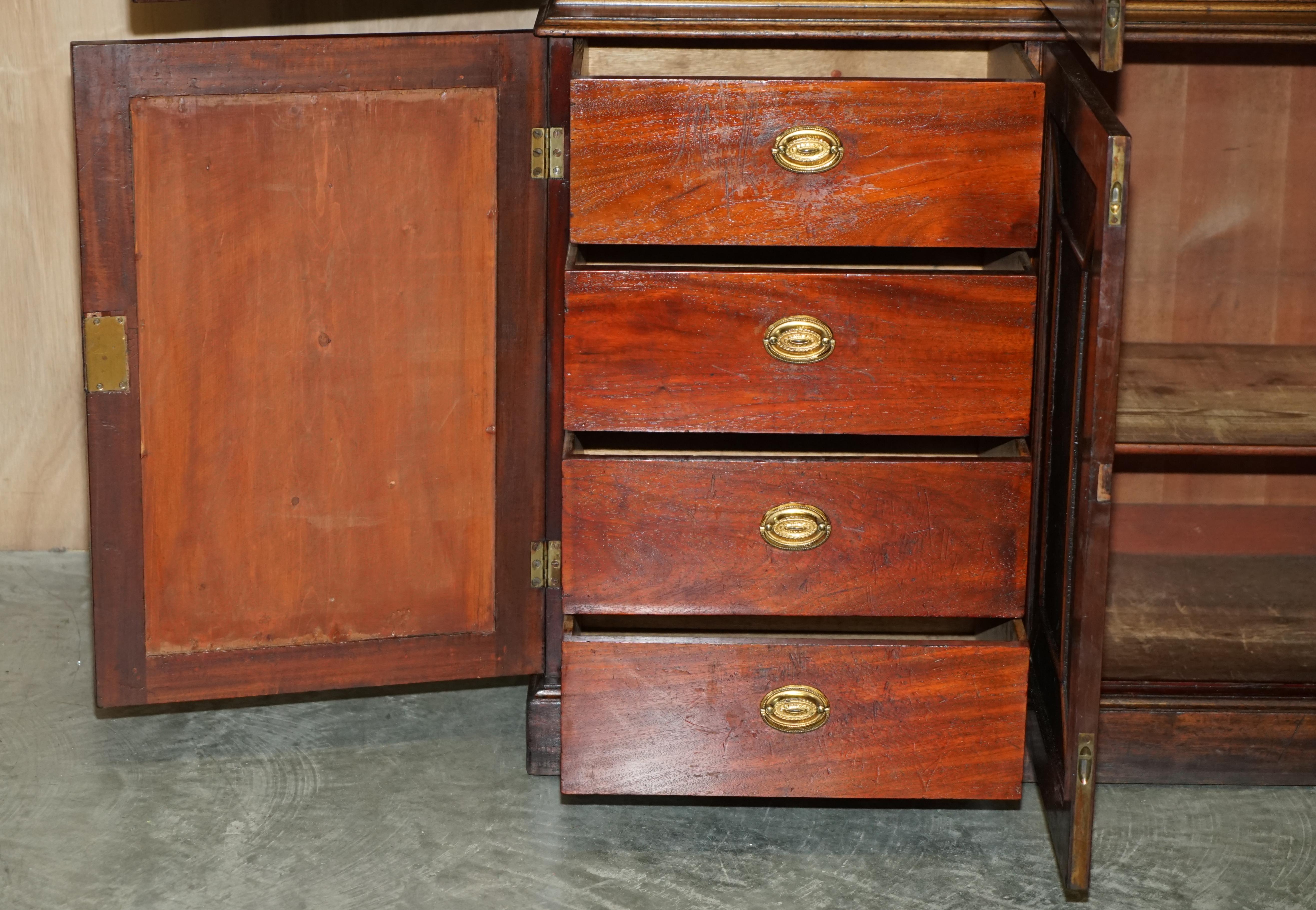 Superbe armoire bibliothèque victorienne ancienne en bois dur et cuir embossé en vente 11