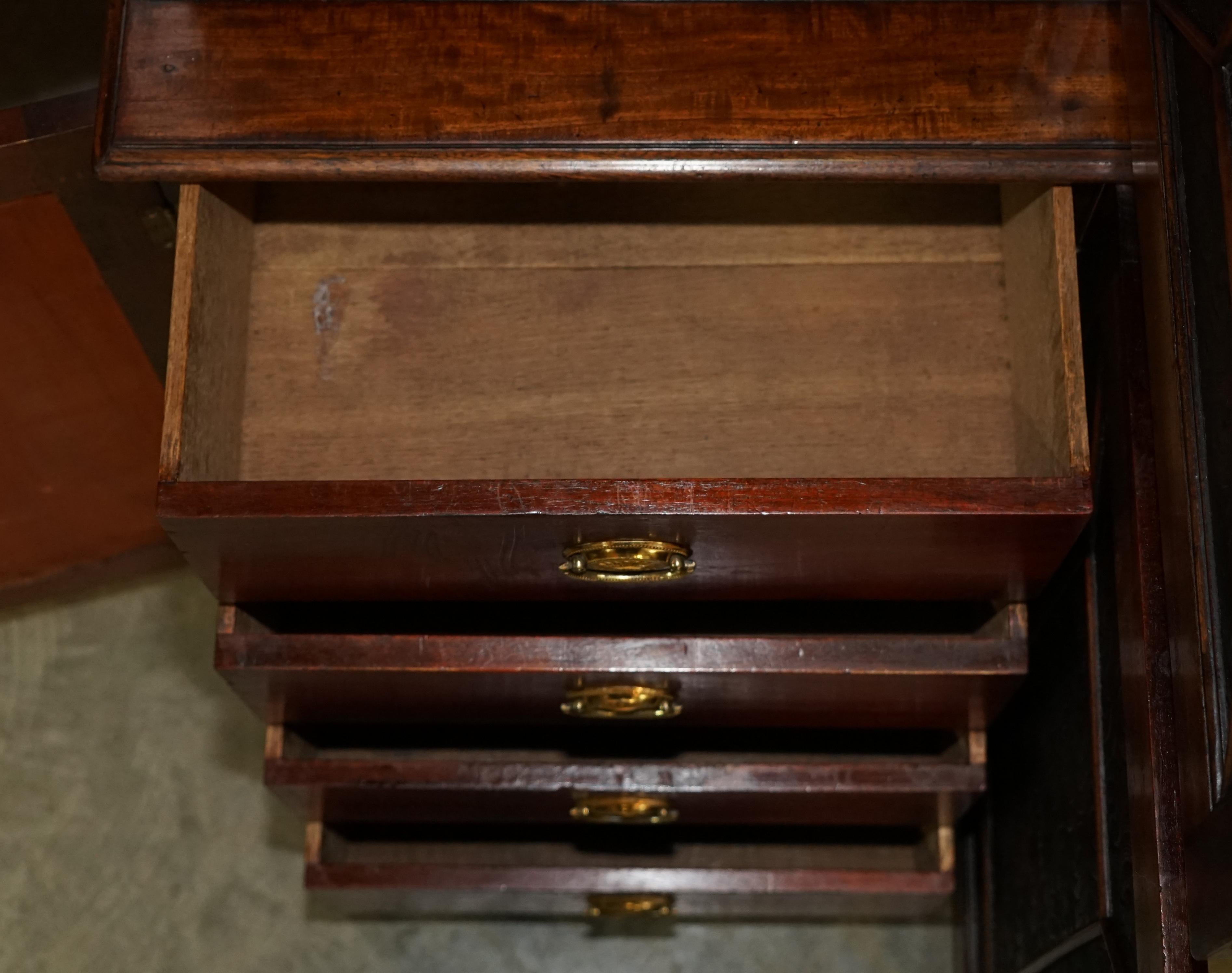 Superbe armoire bibliothèque victorienne ancienne en bois dur et cuir embossé en vente 12