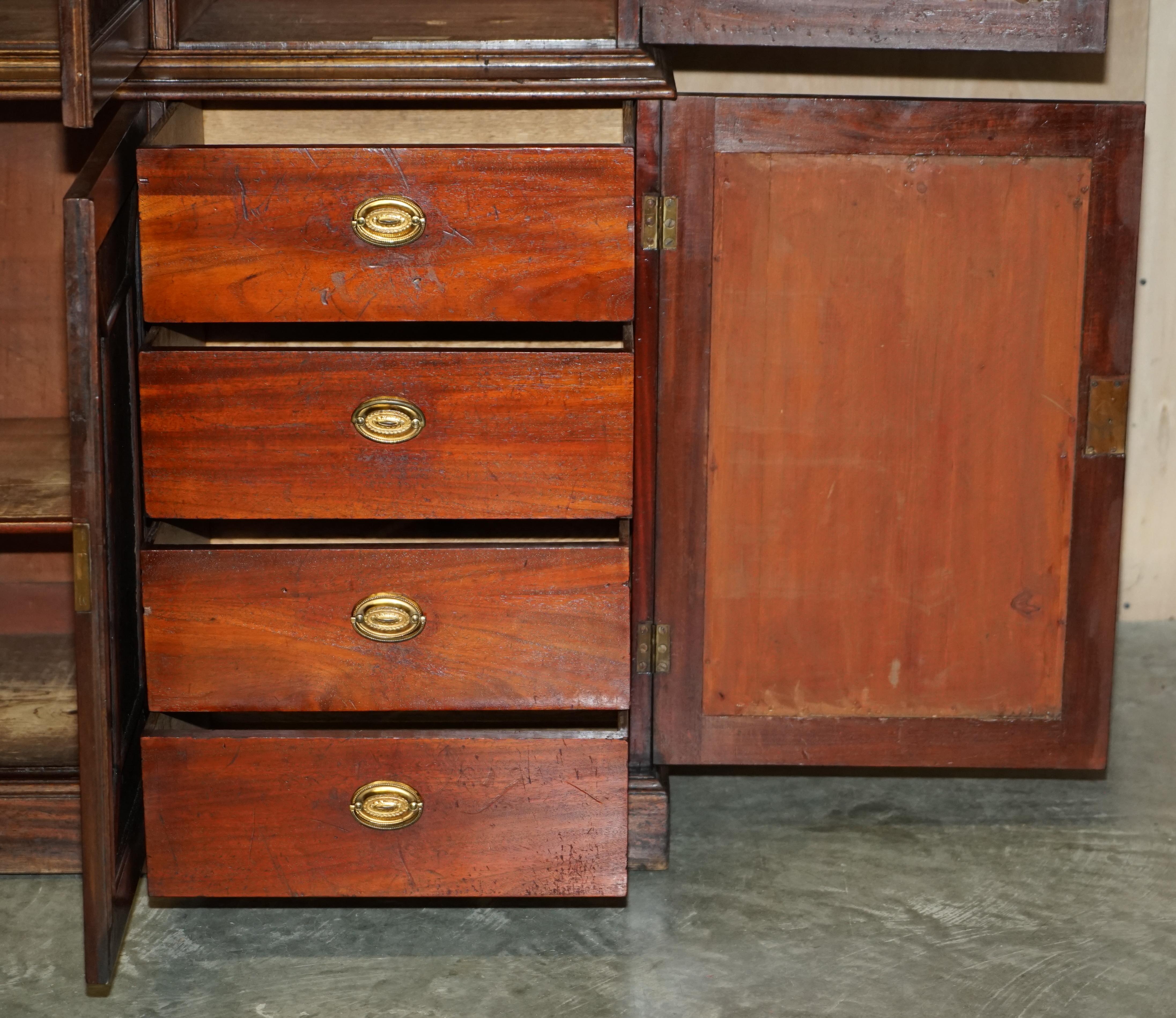 Superbe armoire bibliothèque victorienne ancienne en bois dur et cuir embossé en vente 13