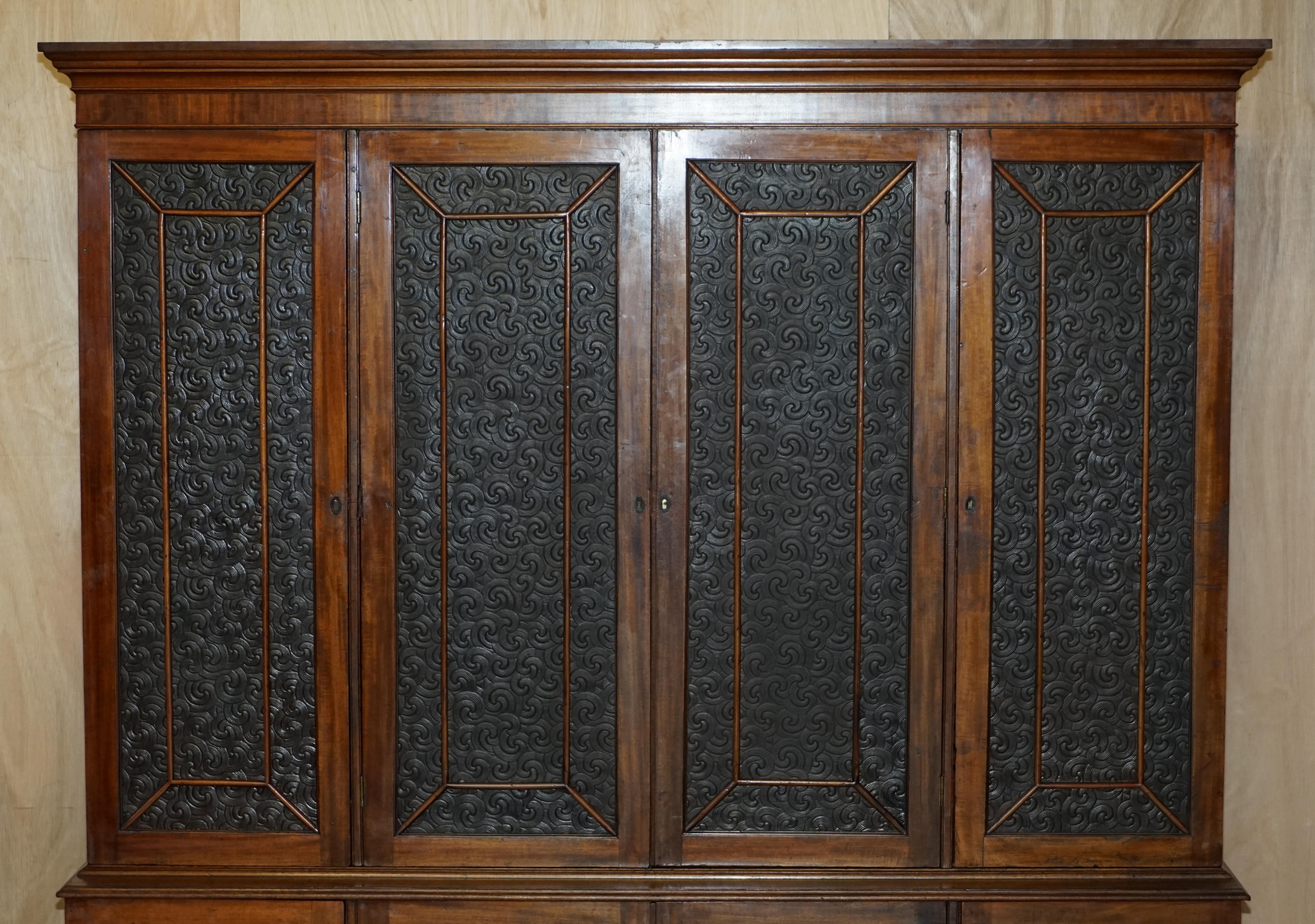 Victorien Superbe armoire bibliothèque victorienne ancienne en bois dur et cuir embossé en vente