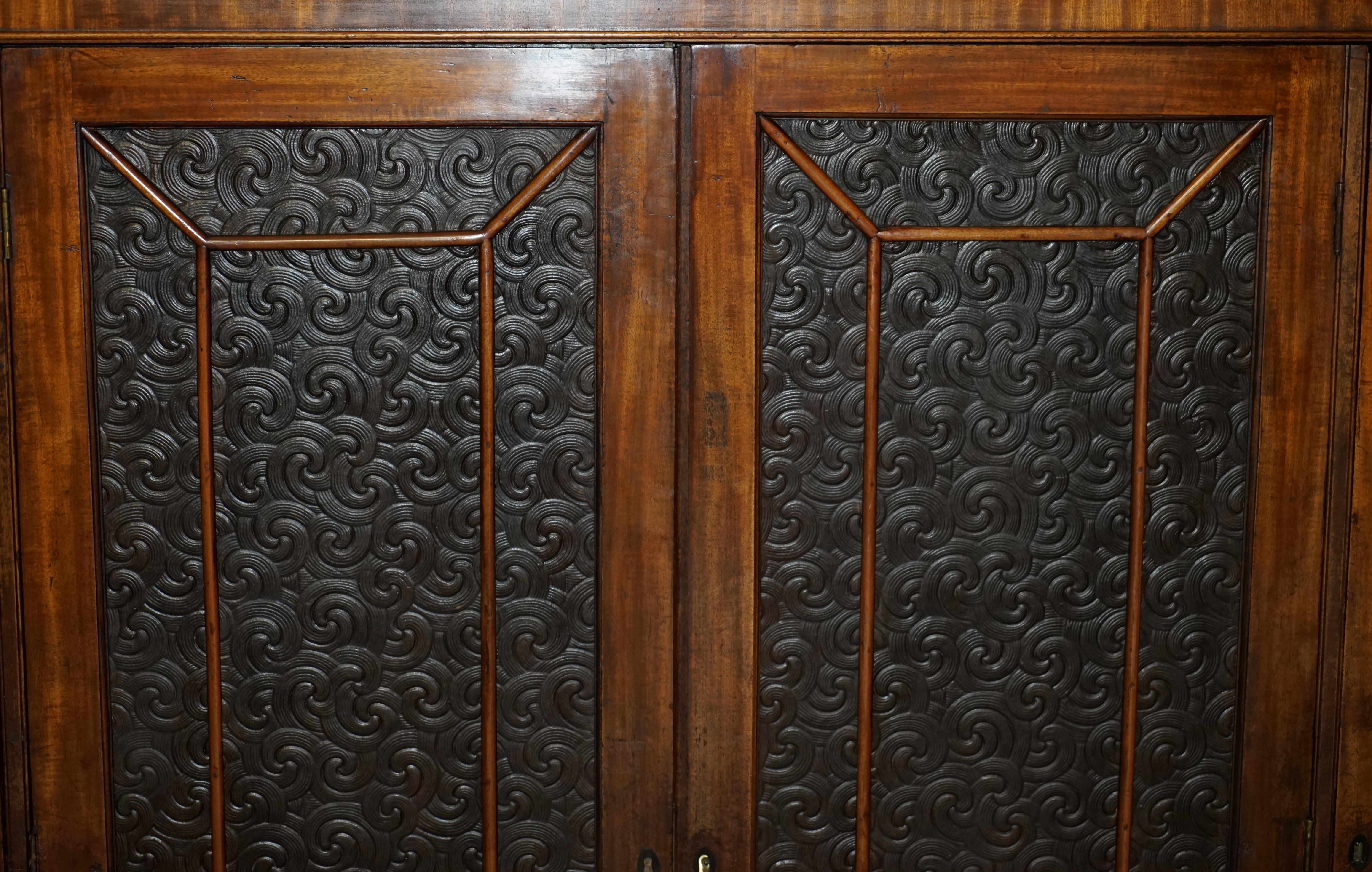 XIXe siècle Superbe armoire bibliothèque victorienne ancienne en bois dur et cuir embossé en vente