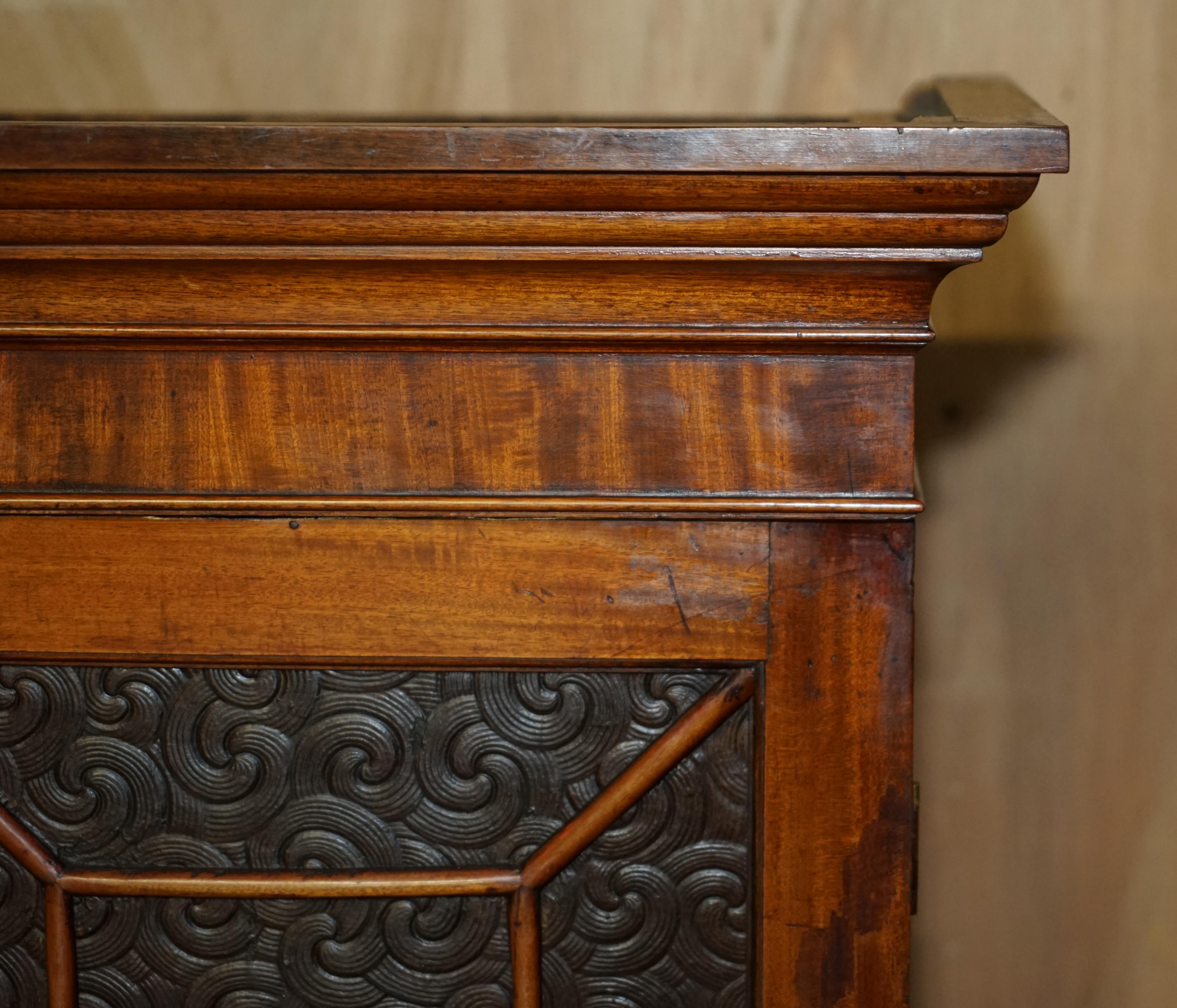 Cuir Superbe armoire bibliothèque victorienne ancienne en bois dur et cuir embossé en vente