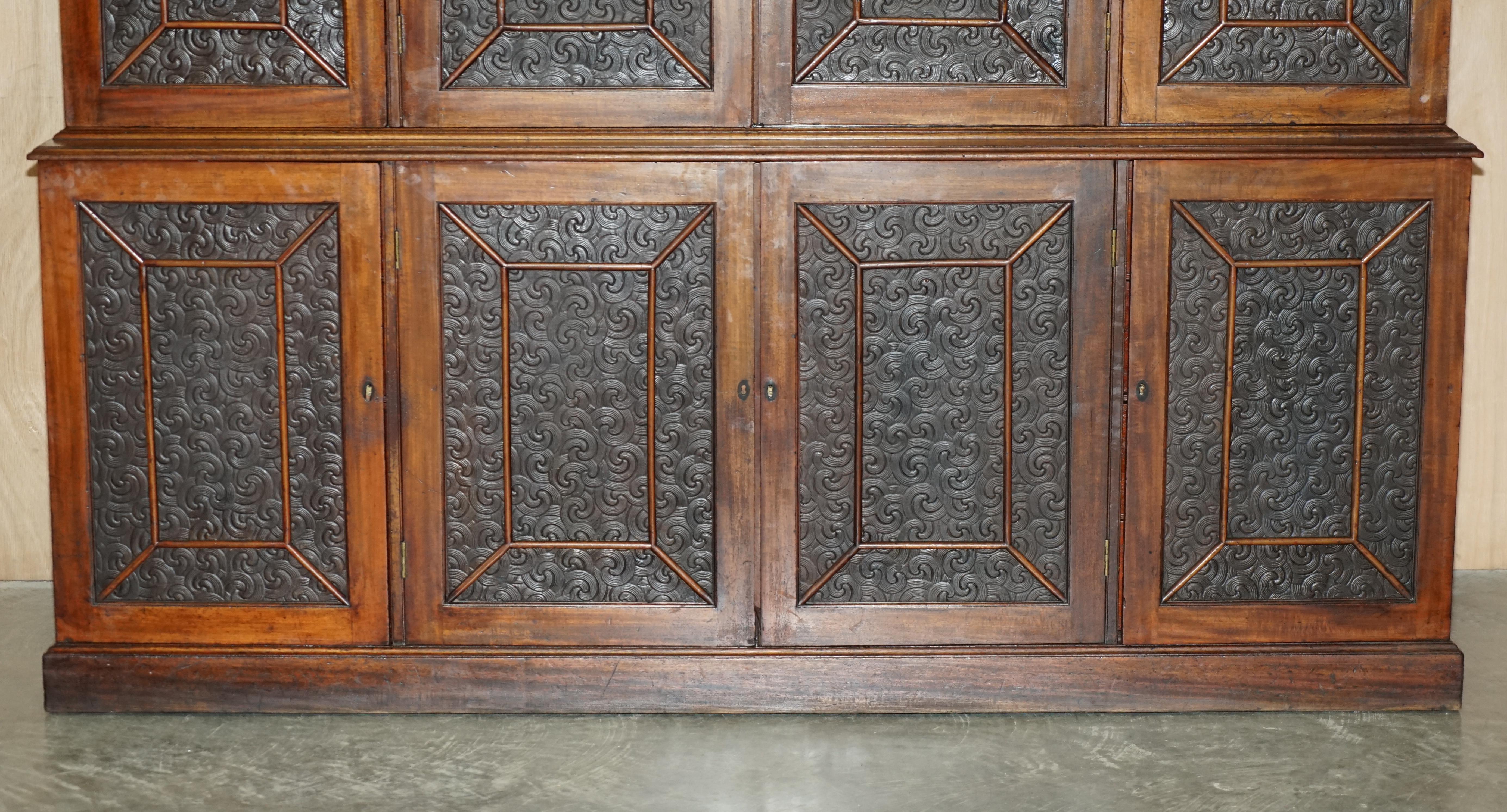 Superbe armoire bibliothèque victorienne ancienne en bois dur et cuir embossé en vente 1
