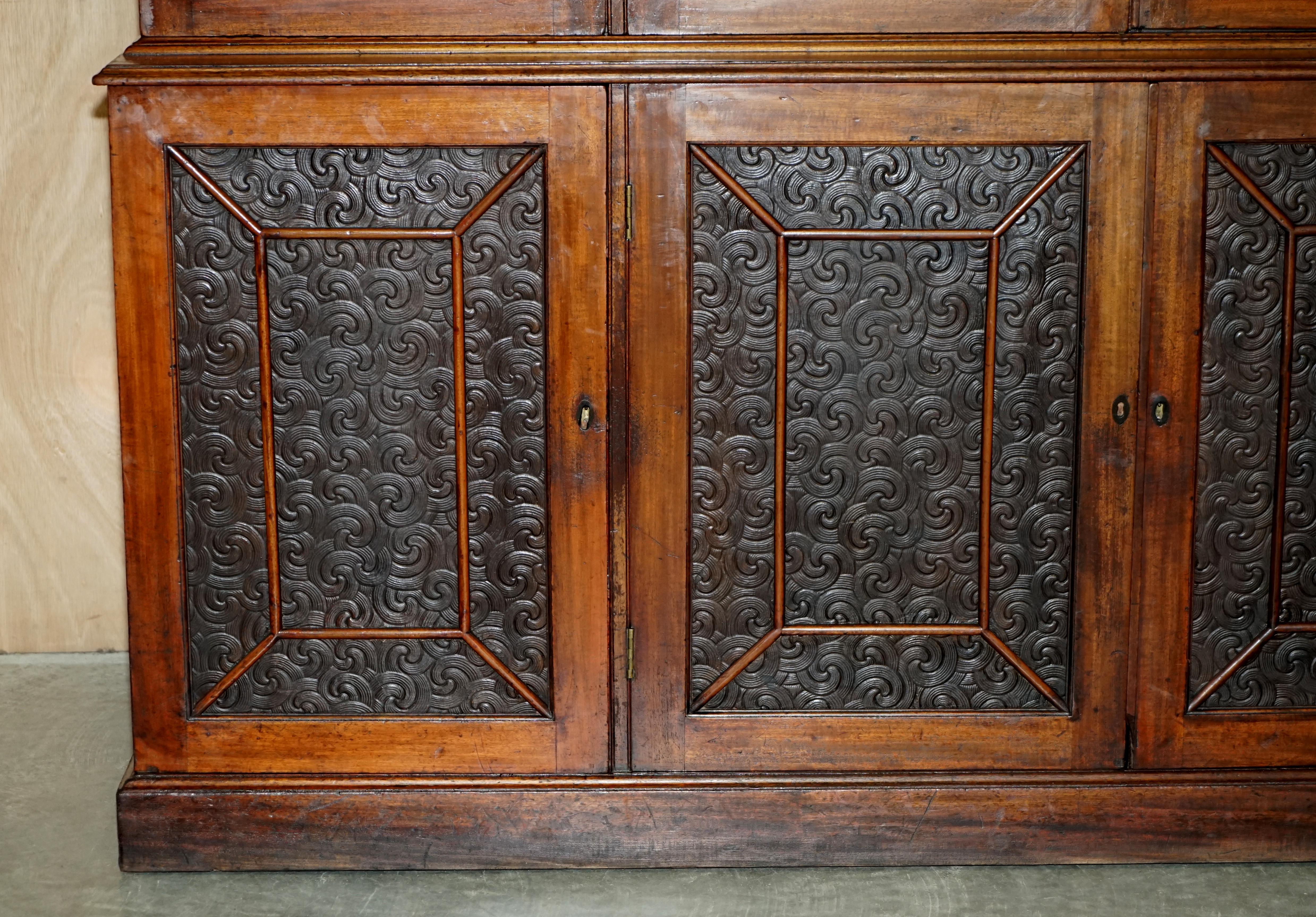 Superbe armoire bibliothèque victorienne ancienne en bois dur et cuir embossé en vente 2