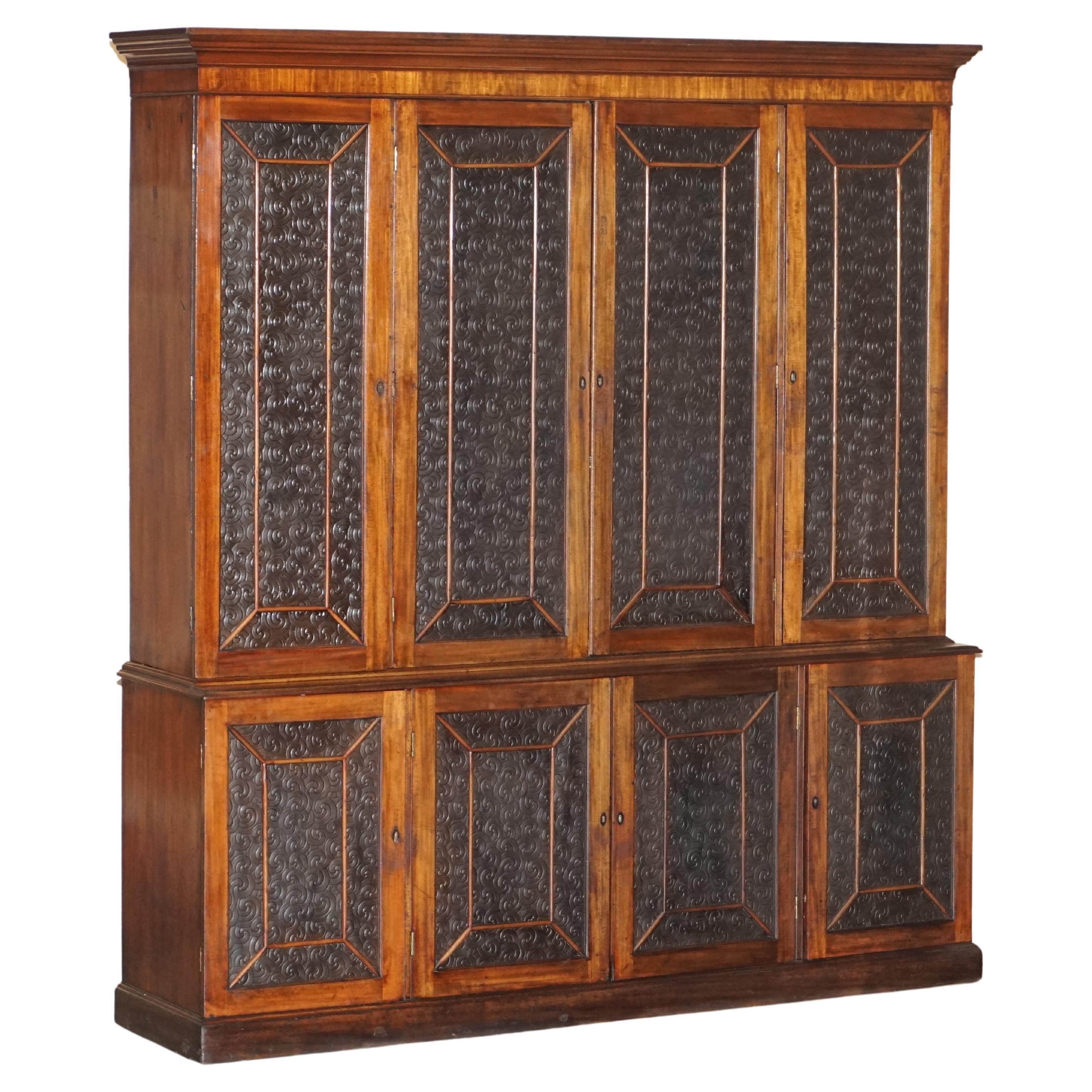 Superbe armoire bibliothèque victorienne ancienne en bois dur et cuir embossé en vente
