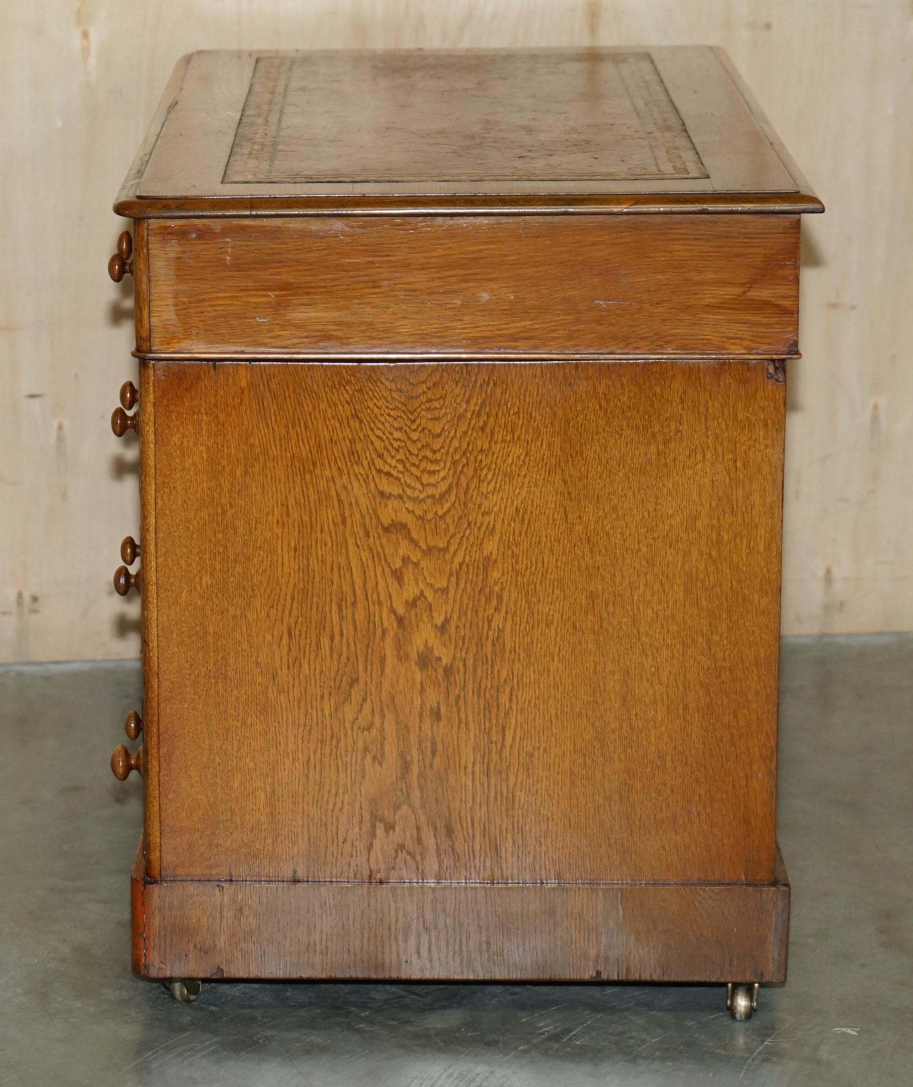 STUNNING ANTiQUE VICTORIAN HONEY OAK TWIN PEDESTAL DESK HAND DYED BROWN LEATHER For Sale 4
