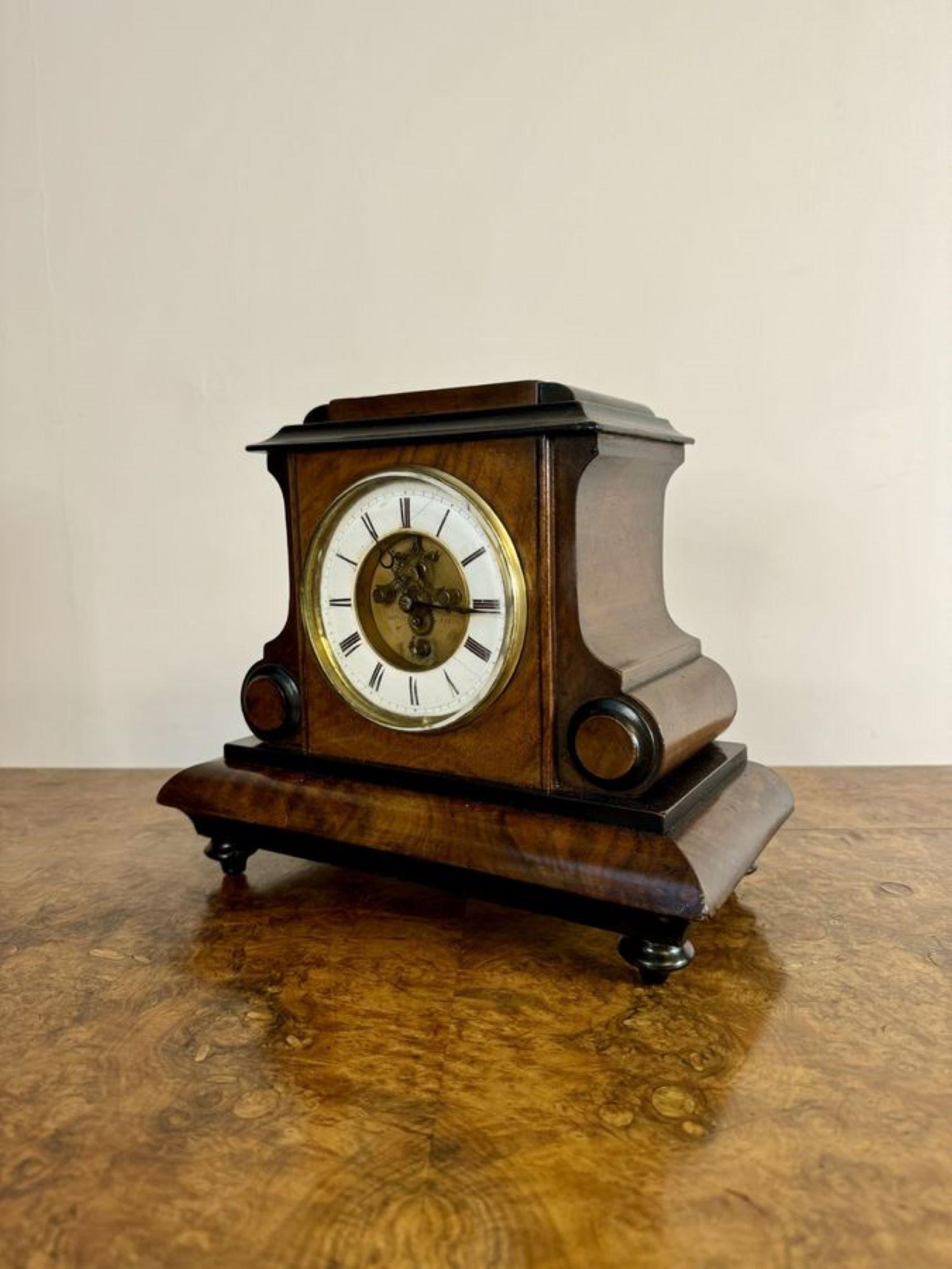 Impresionante reloj de chimenea de nogal de calidad victoriana, con caja de nogal de calidad con volutas talladas, esfera circular con números romanos y escape de rueda frontal, agujas originales con movimiento de ocho días, elevado sobre cuatro