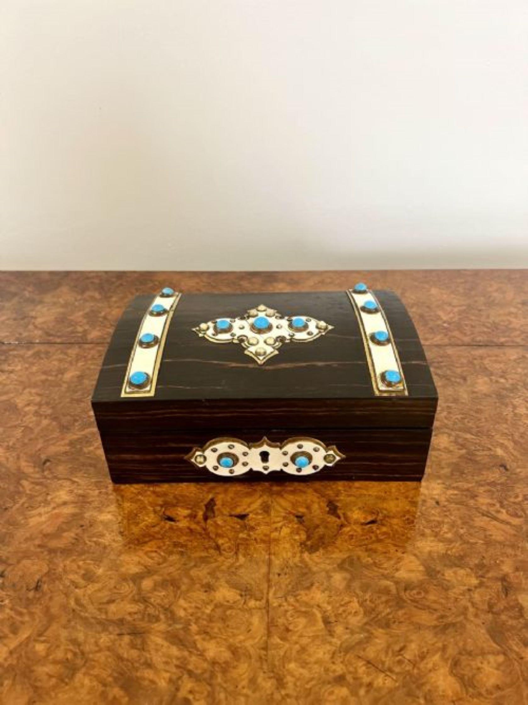 Superbe boîte ancienne en bois de coromandel de qualité victorienne avec un couvercle en forme de dôme s'ouvrant pour révéler un compartiment de rangement avec une décoration en os de laiton et en pierre turquoise. 