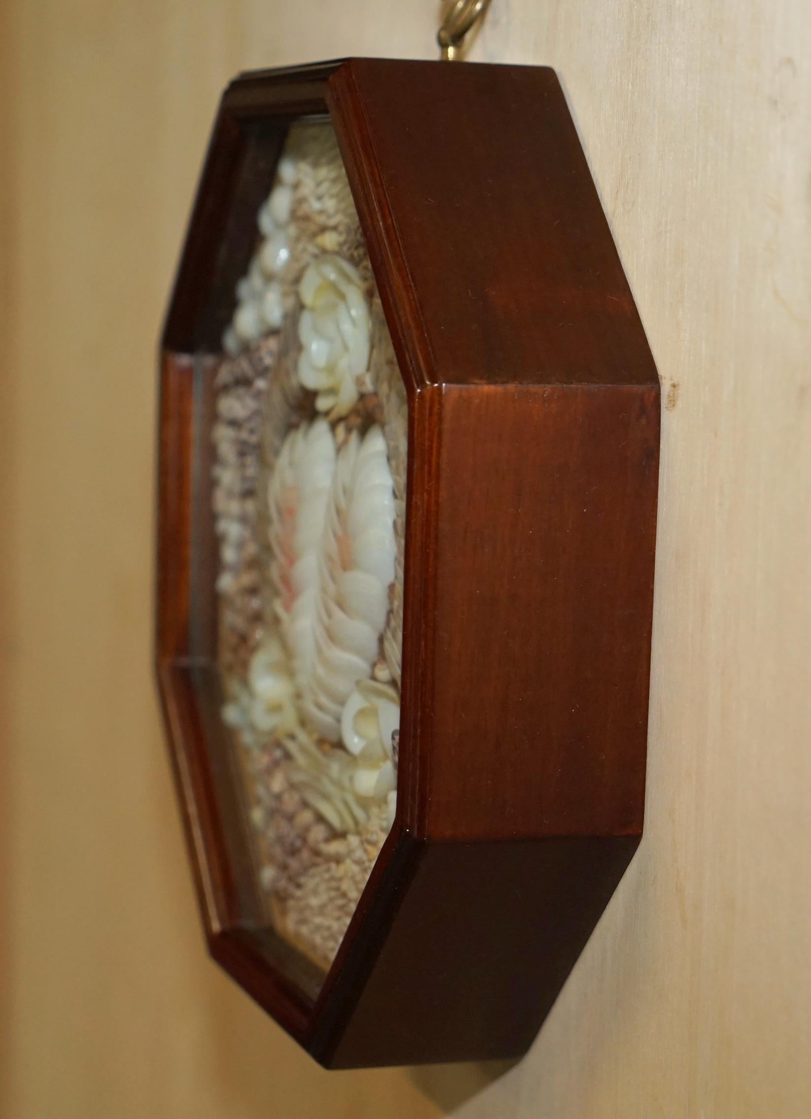 STUNNiNG VINTAGE SAILORS STYLE VALENTINE SHELL DISPLAY CASE WALL ART For Sale 4