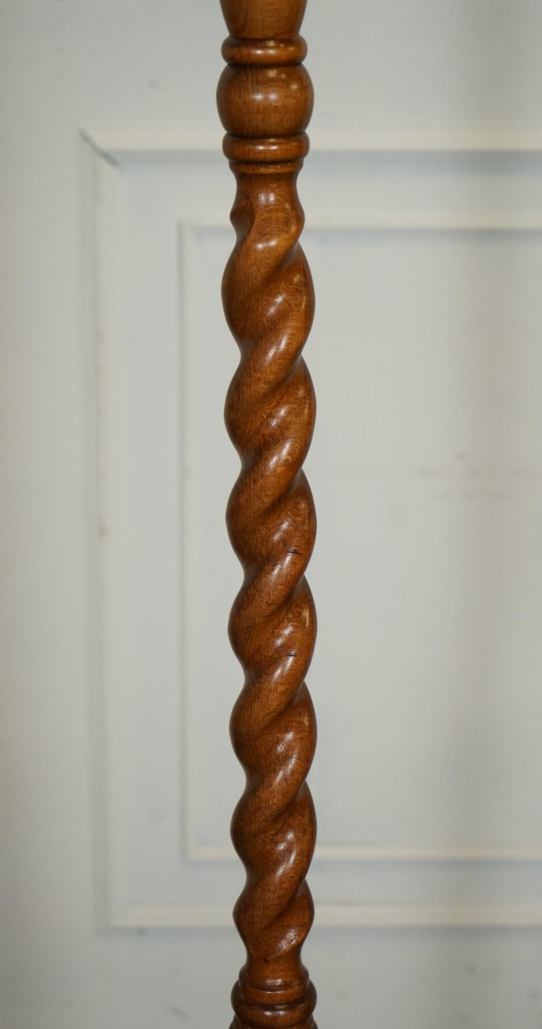 STUNNING ANTIQUE  WALNUT BARLEY TWiST FLOORLAMP In Good Condition In Pulborough, GB