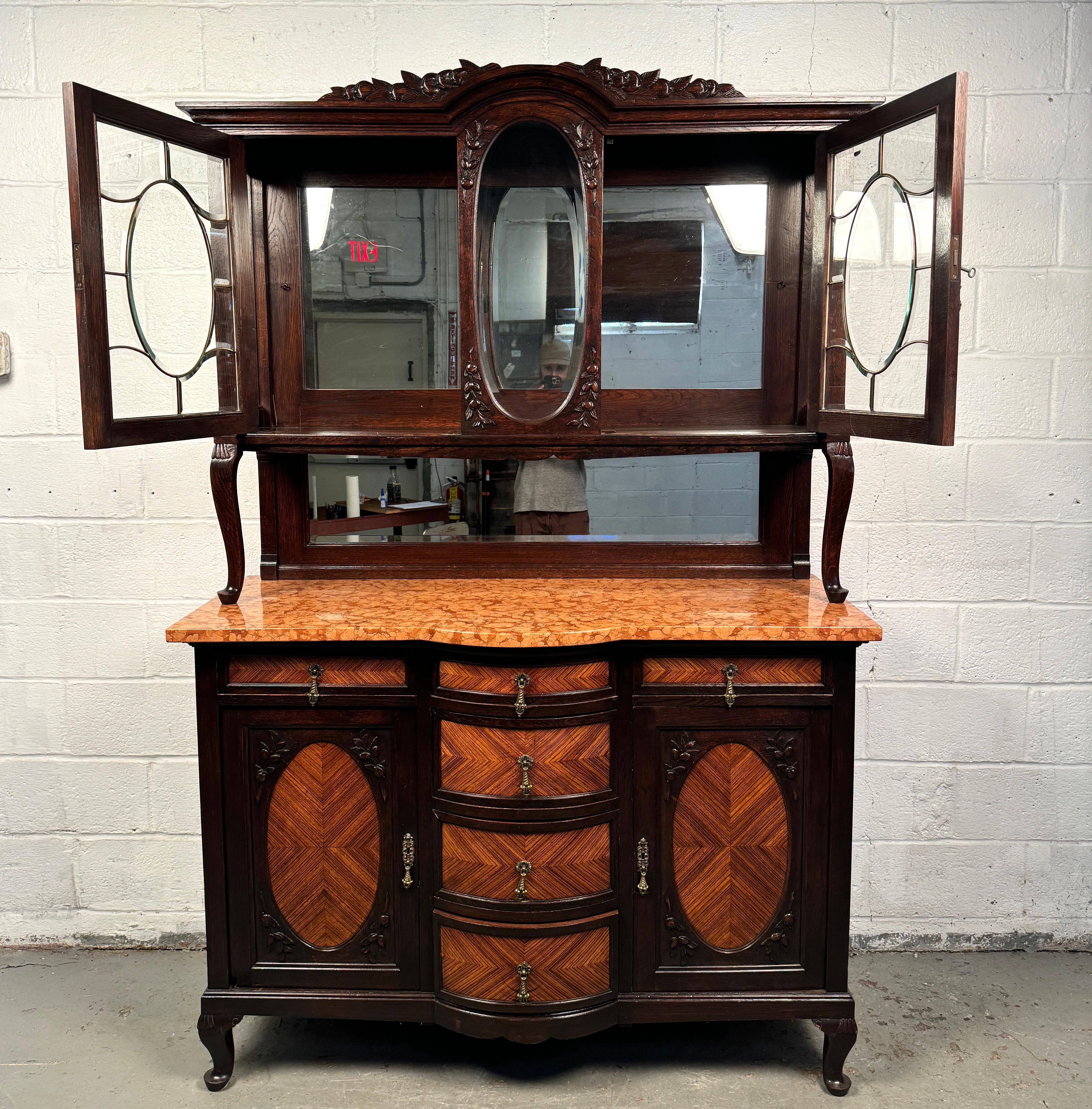 Rehaussez votre espace avec cette exquise huche vintage, une véritable pièce d'apparat qui allie un design classique à des matériaux luxueux. Avec ses lignes épurées et son plateau en marbre massif, cette huche capture l'essence de la sophistication
