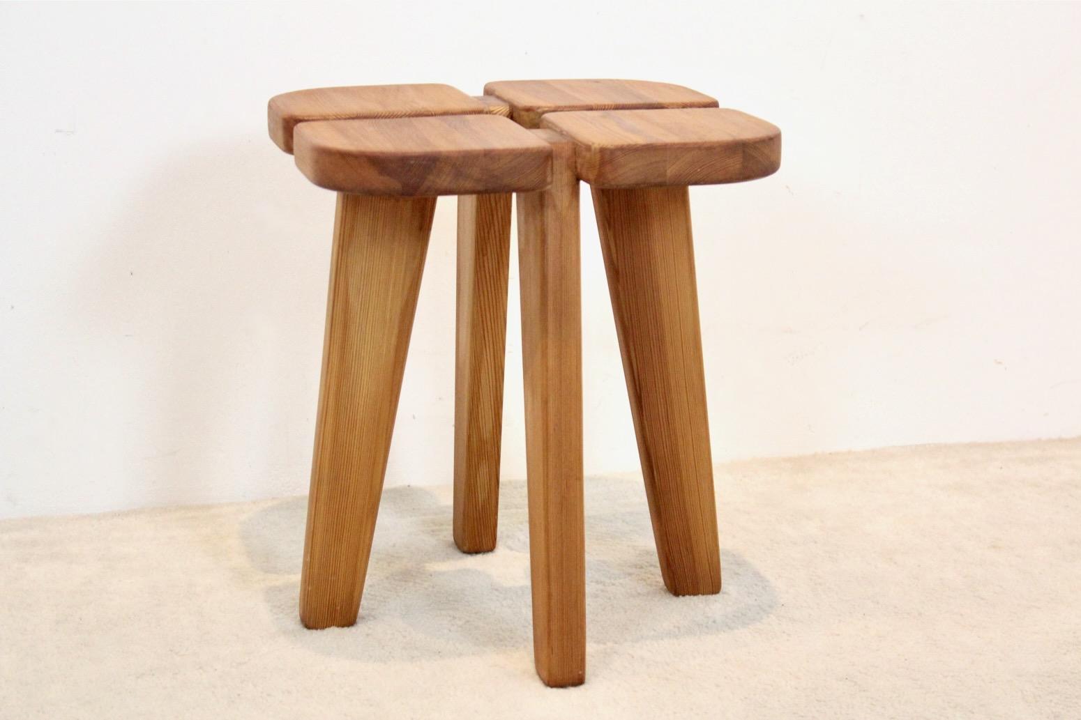 Stunning ‘Apila’ Stool designed by Rauni Peippo and manufactured by Stockmann Orno, Finland 1960. This stool is made of solid pine and has amazing shapes. The stool looks a bit like a lucky clover standing in the field. Very refined and playful