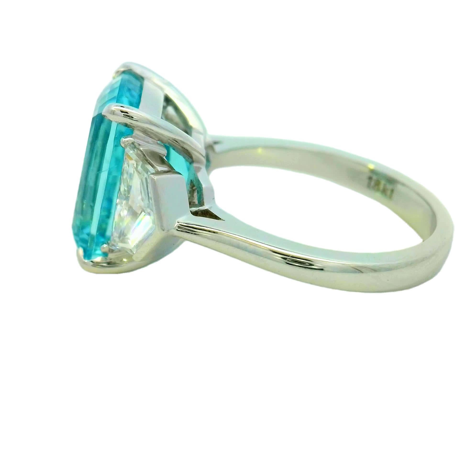 Dieser exquisite Ring zeigt einen atemberaubenden aquablauen Edelstein in der Mitte, flankiert von zwei funkelnden klaren Steinen. Das einzigartige Design und die leuchtende Farbe machen sie zu einem perfekten Accessoire für jede Gelegenheit. Dieser