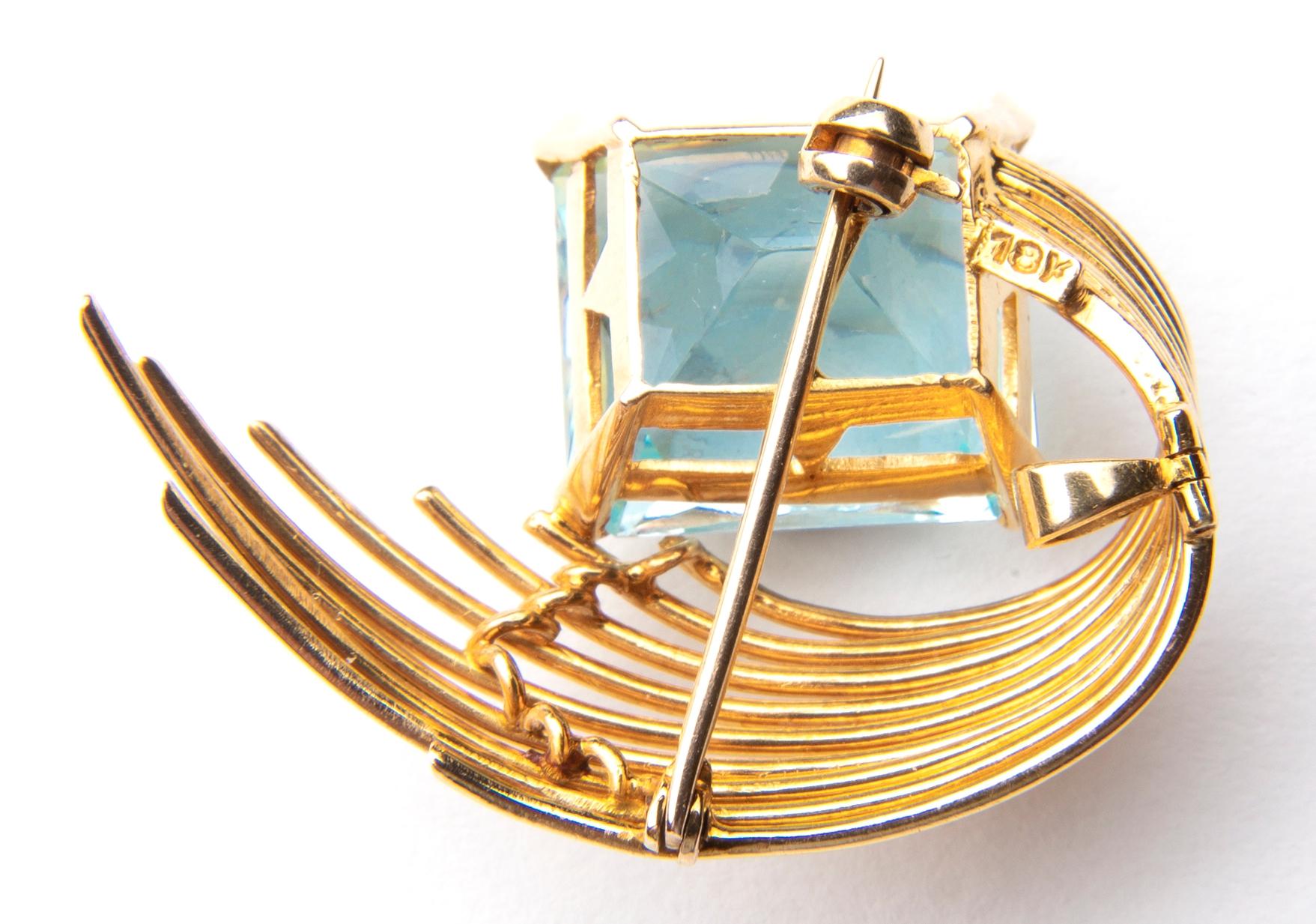 Contemporary Stunning Aquamarine 18 Karat Gold Pendant or Brooch For Sale