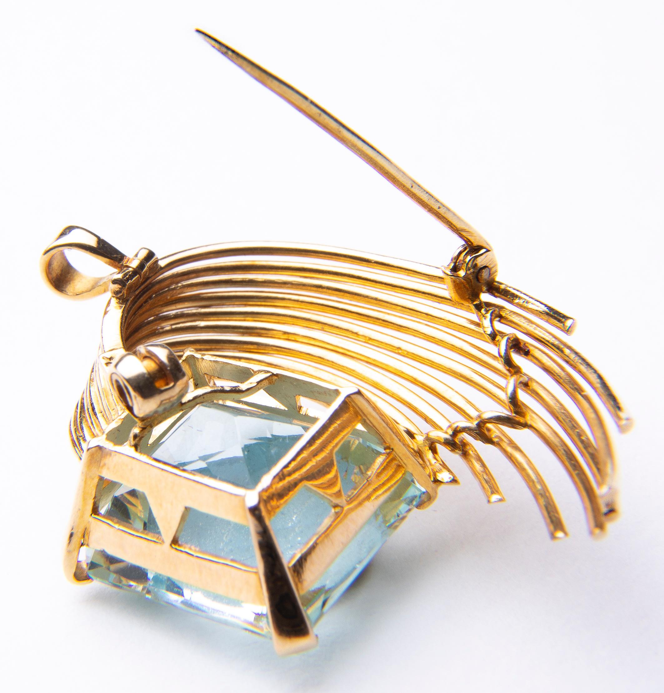 Stunning Aquamarine 18 Karat Gold Pendant or Brooch For Sale 1