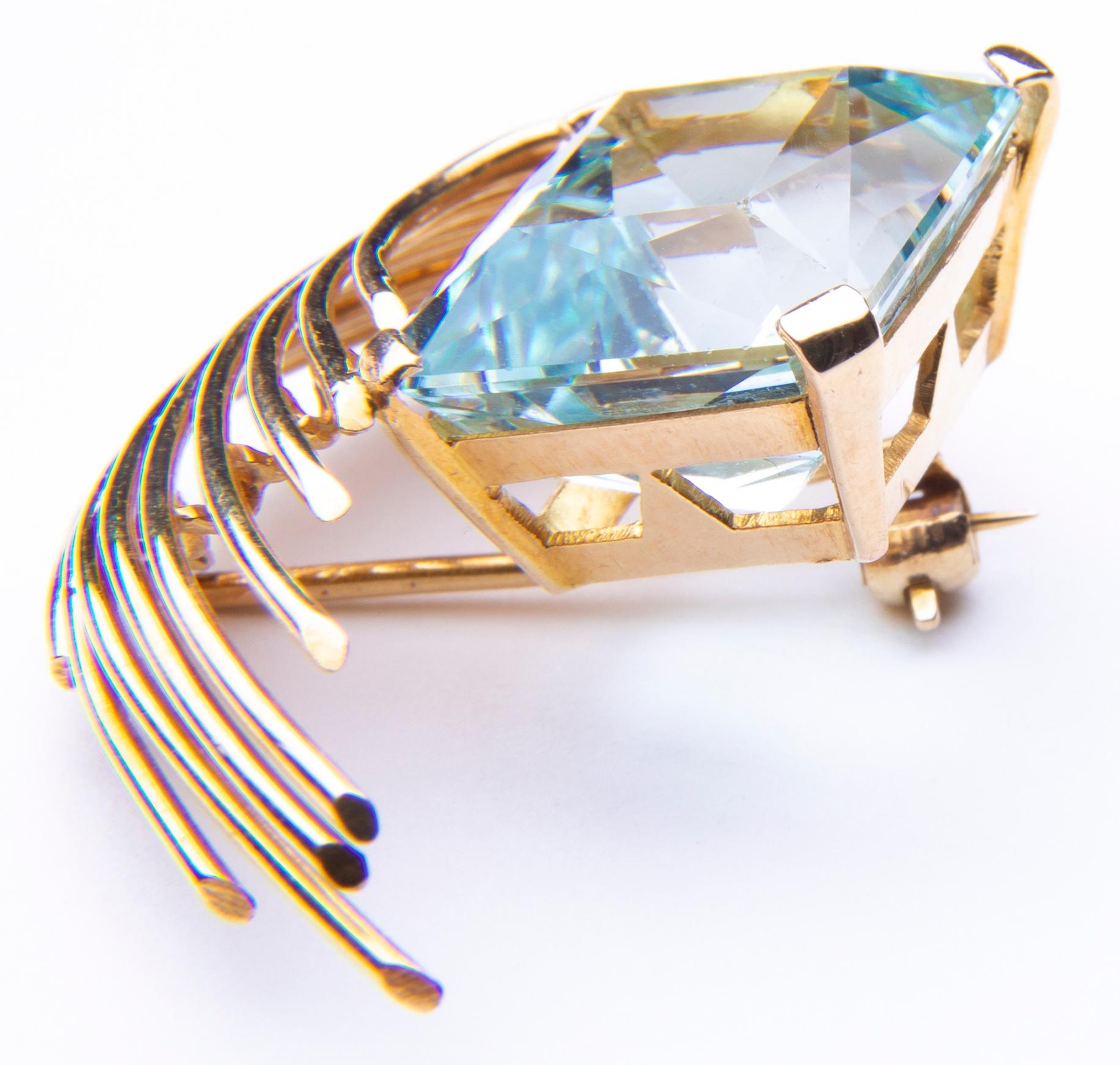 Stunning Aquamarine 18 Karat Gold Pendant or Brooch For Sale 3