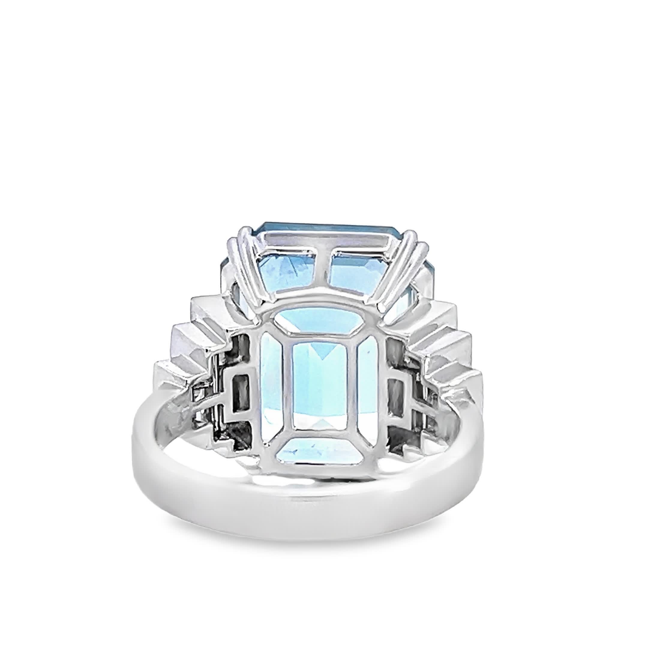 Stunning Aquamarine Statement Ring In New Condition For Sale In Great Neck Plaza, NY