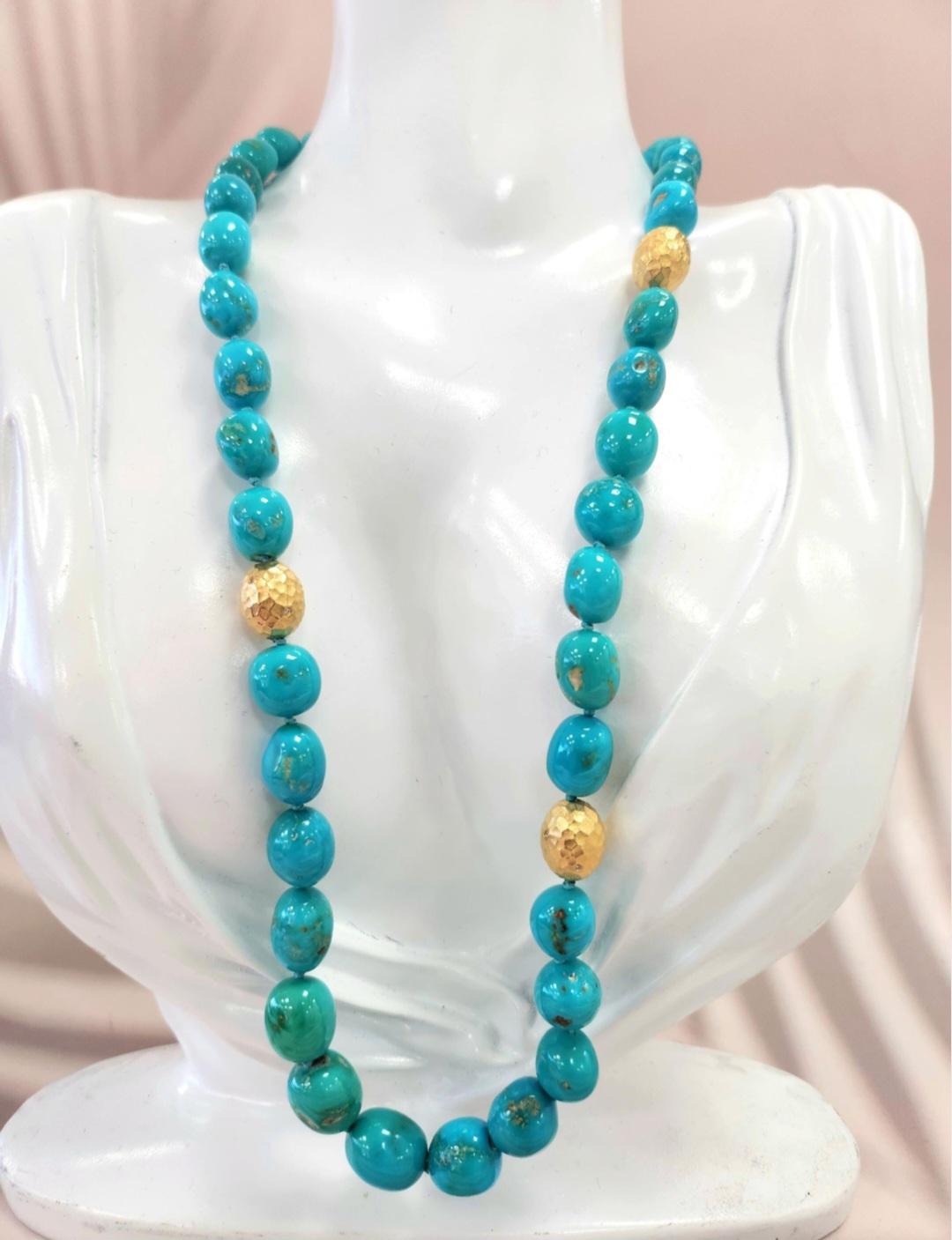 Una fusione mozzafiato di bellezza naturale e artigianato, questa lussuosa collana in oro 18 carati mette in mostra un filo vibrante di perle di turchese autentico dell'Arizona, ogni perla selezionata a mano per il suo colore ricco, la sua forma