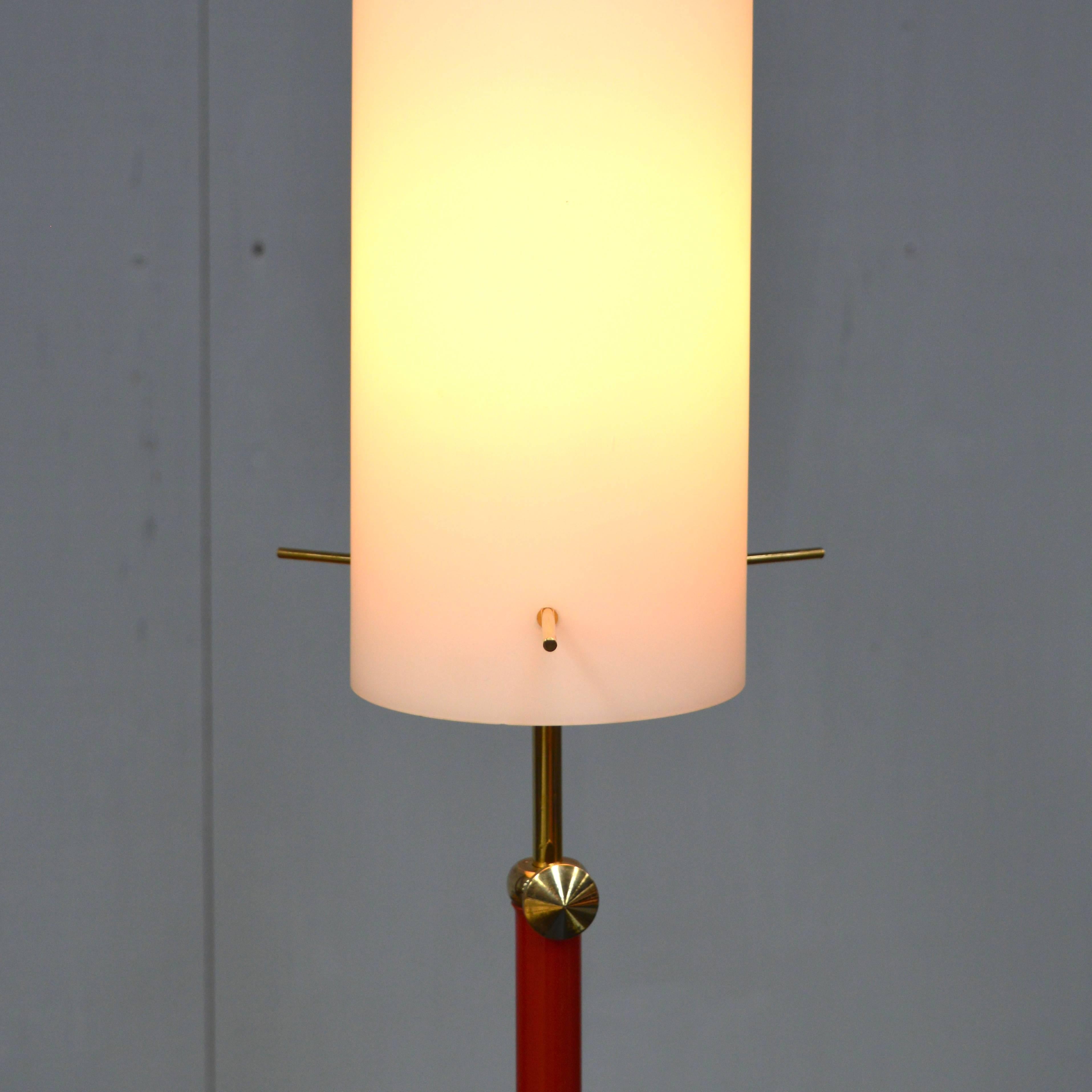 Atemberaubende italienische Stehlampe aus Messing und Opalglas im Arredoluce-Stil, 1950er Jahre im Angebot 2