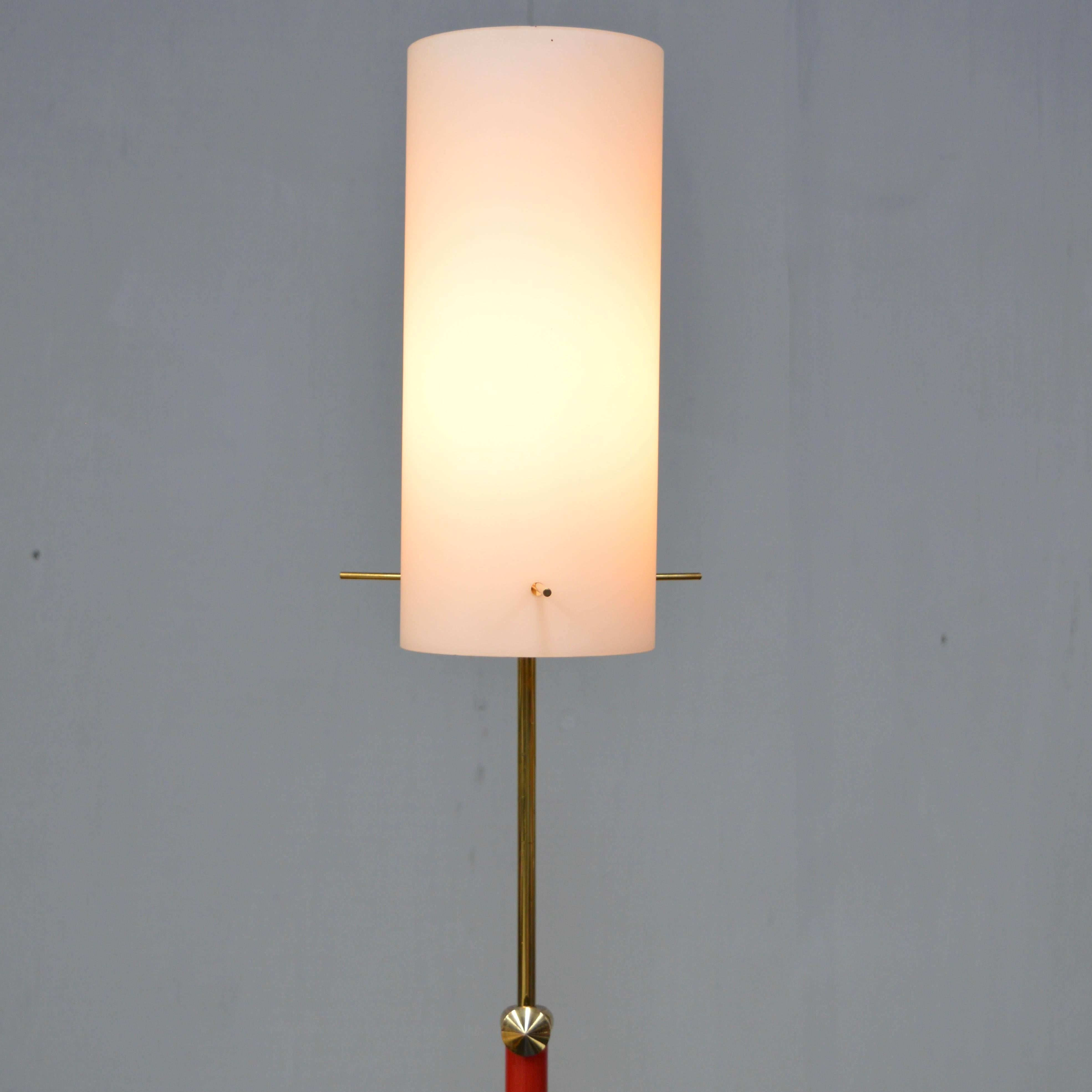 Superbe lampadaire italien de style Arredoluce en laiton et verre opalin, années 1950 en vente 3