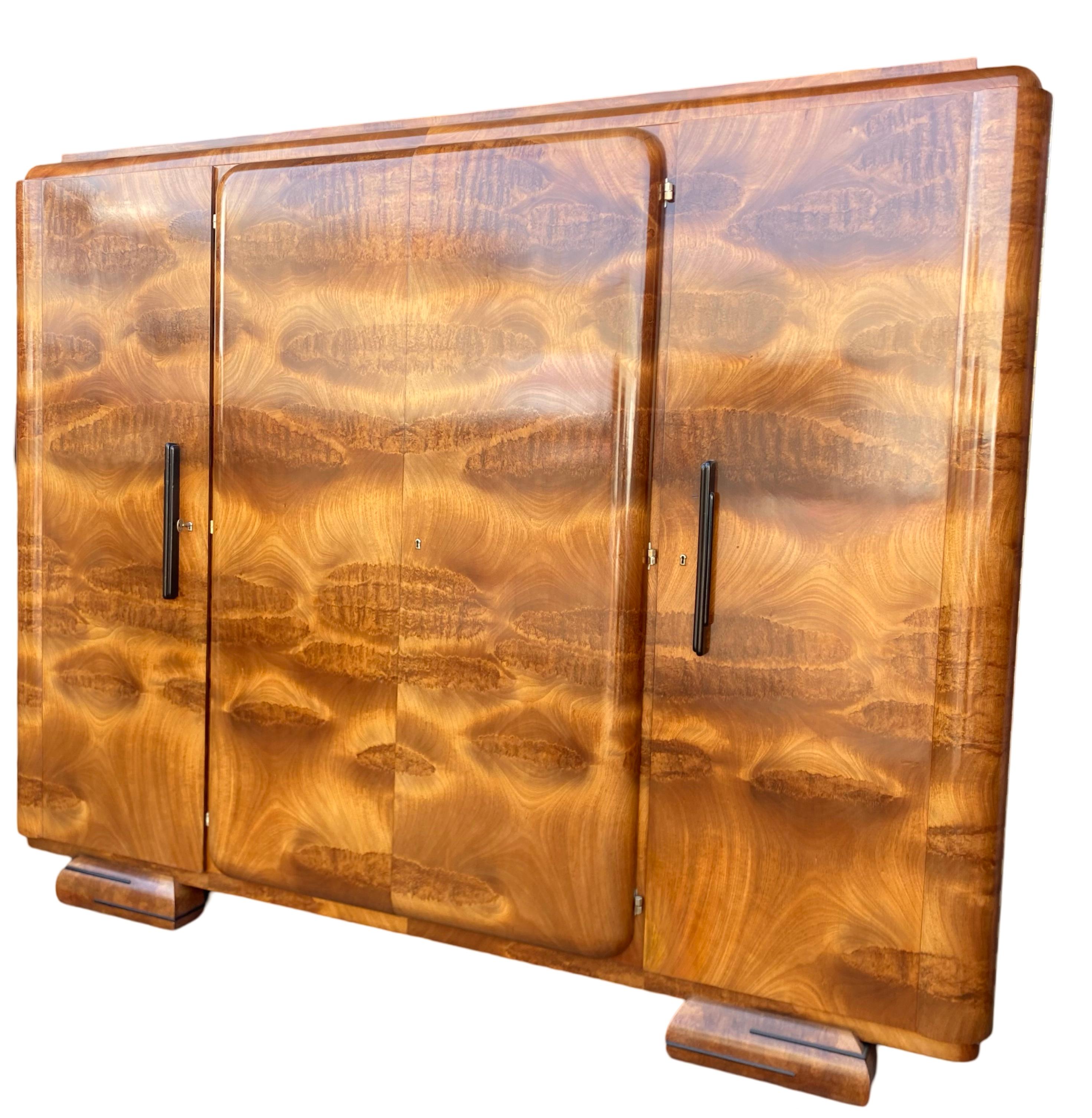 Qui abbiamo un esempio davvero eccezionale di armadio a 4 ante in stile Art Déco con impiallacciature a cascata di Bubinga, con favolosi segni sul fronte e sui lati e un delizioso color miele. Armadi di queste proporzioni e qualità, con