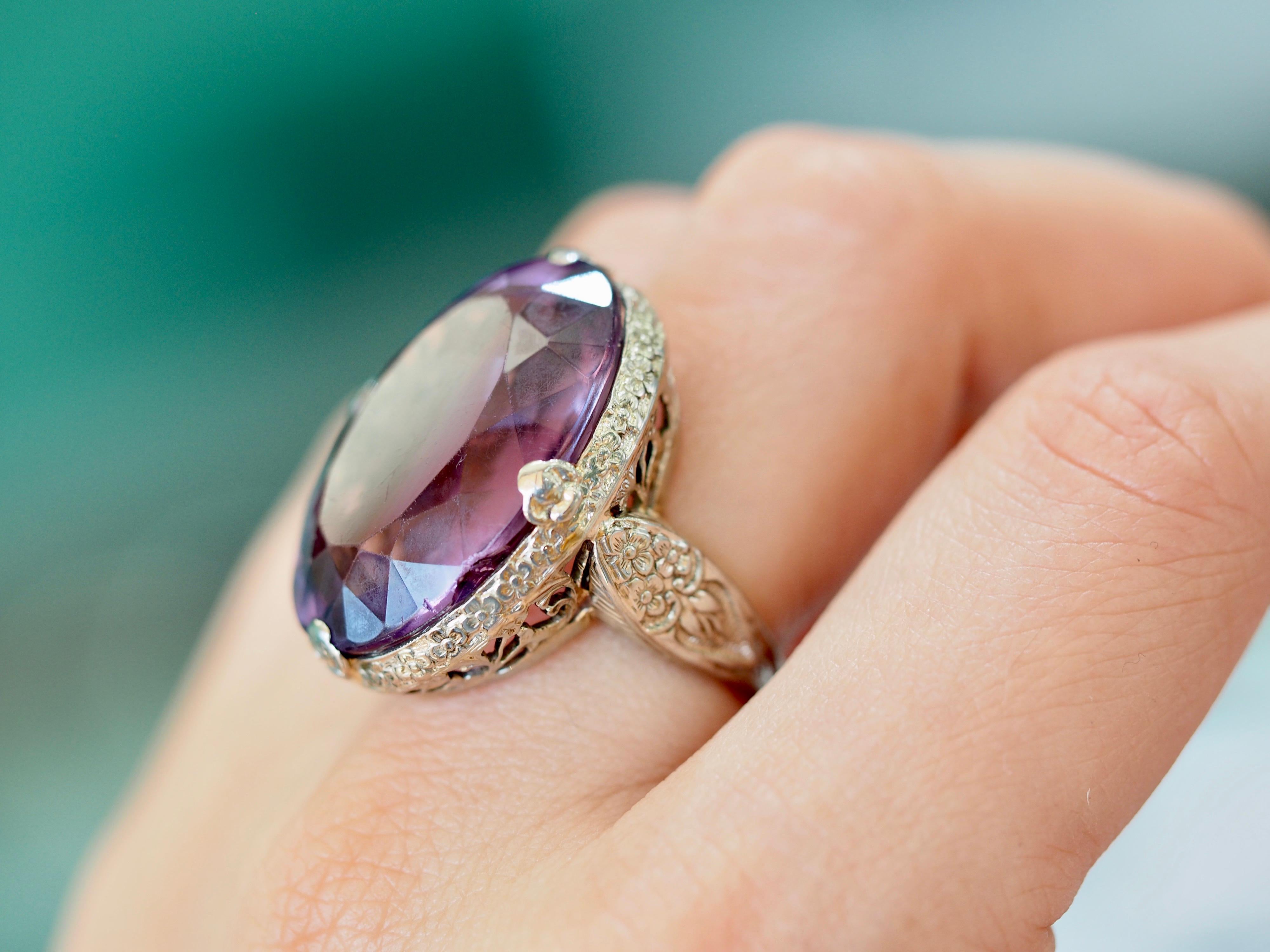Stunning Art Deco Amethyst Ring Set in Floral Filigreed 18 Karat White Gold In Good Condition In Addison, TX