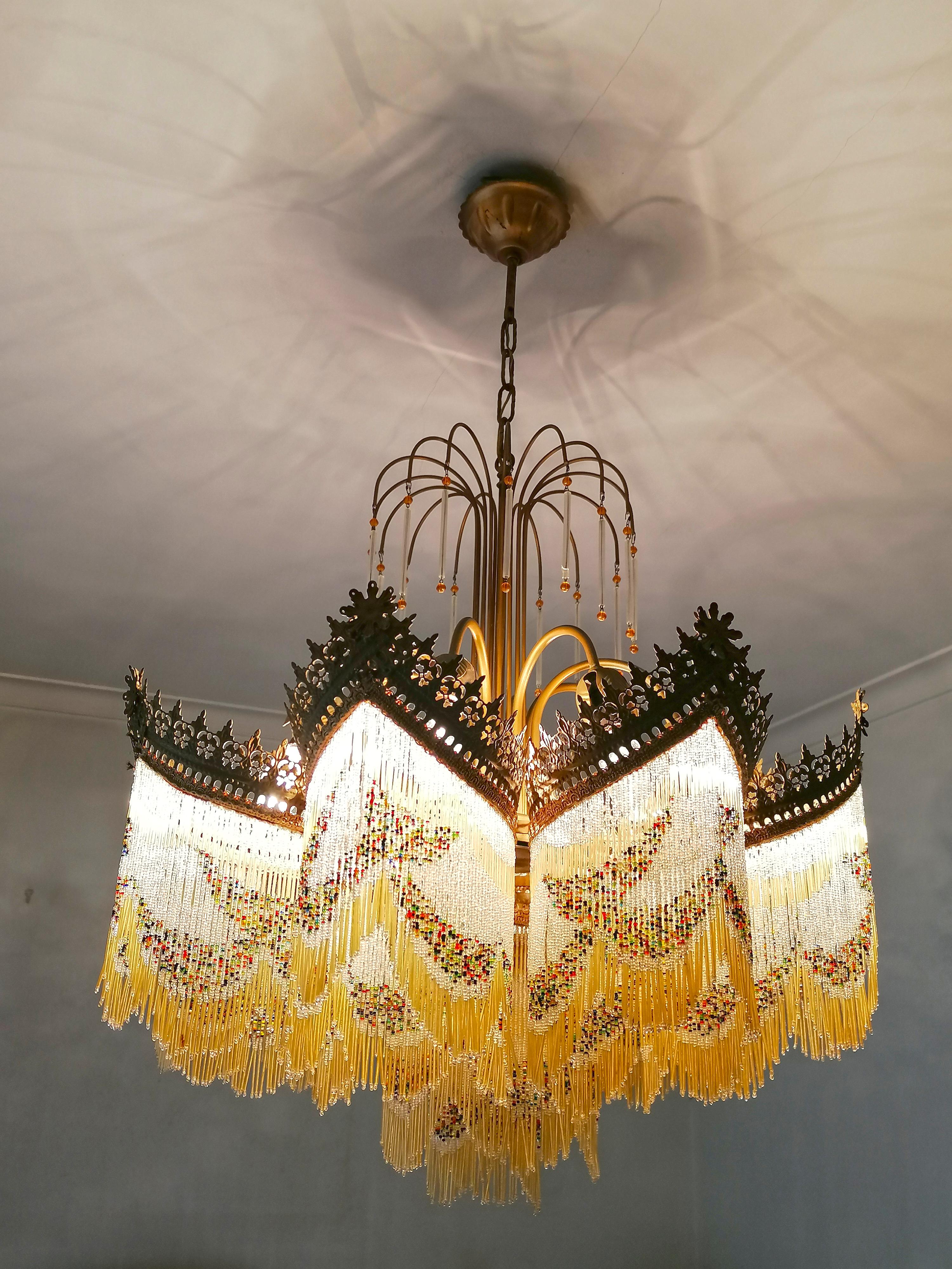 Atemberaubender vergoldeter Jugendstil-Kronleuchter mit bernsteinfarbener Perlenkette um 1940 im Angebot 3
